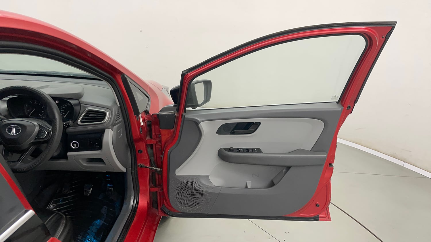 Used 2020 Tata Altroz XT Petrol Petrol Manual interior RIGHT FRONT DOOR OPEN VIEW