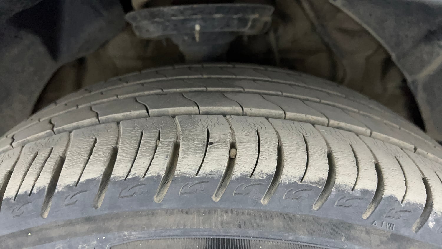 Used 2021 Mahindra XUV 300 W8 (O) 1.2 Petrol AMT Petrol Automatic tyres RIGHT FRONT TYRE TREAD VIEW