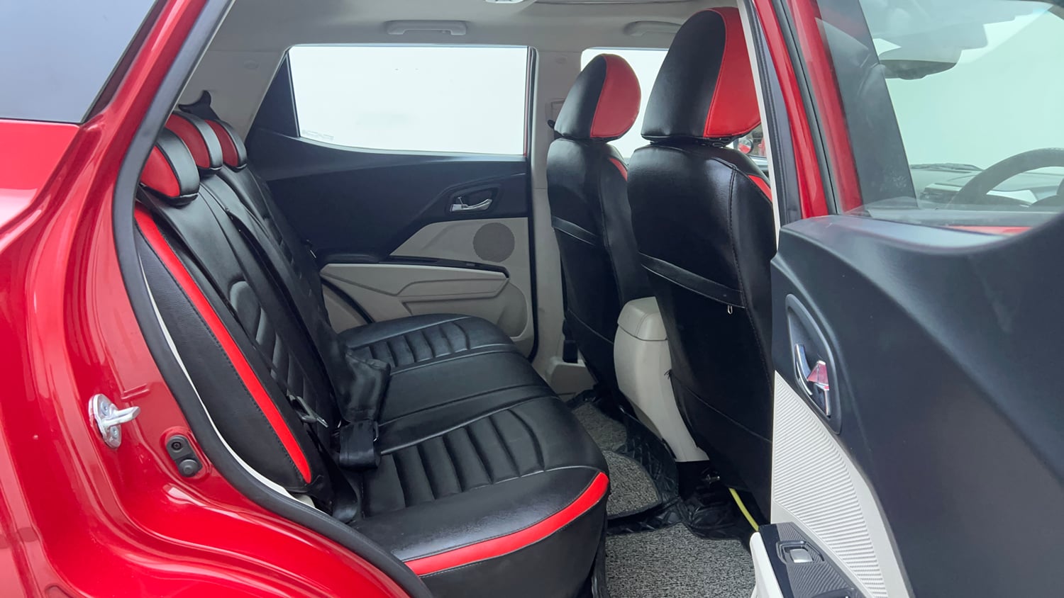 Used 2021 Mahindra XUV 300 W8 (O) 1.2 Petrol AMT Petrol Automatic interior RIGHT SIDE REAR DOOR CABIN VIEW