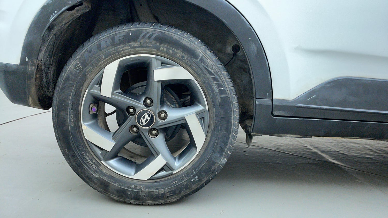 Used 2021 Hyundai Venue SX Plus 1.0 Turbo DCT Petrol Automatic tyres RIGHT REAR TYRE RIM VIEW