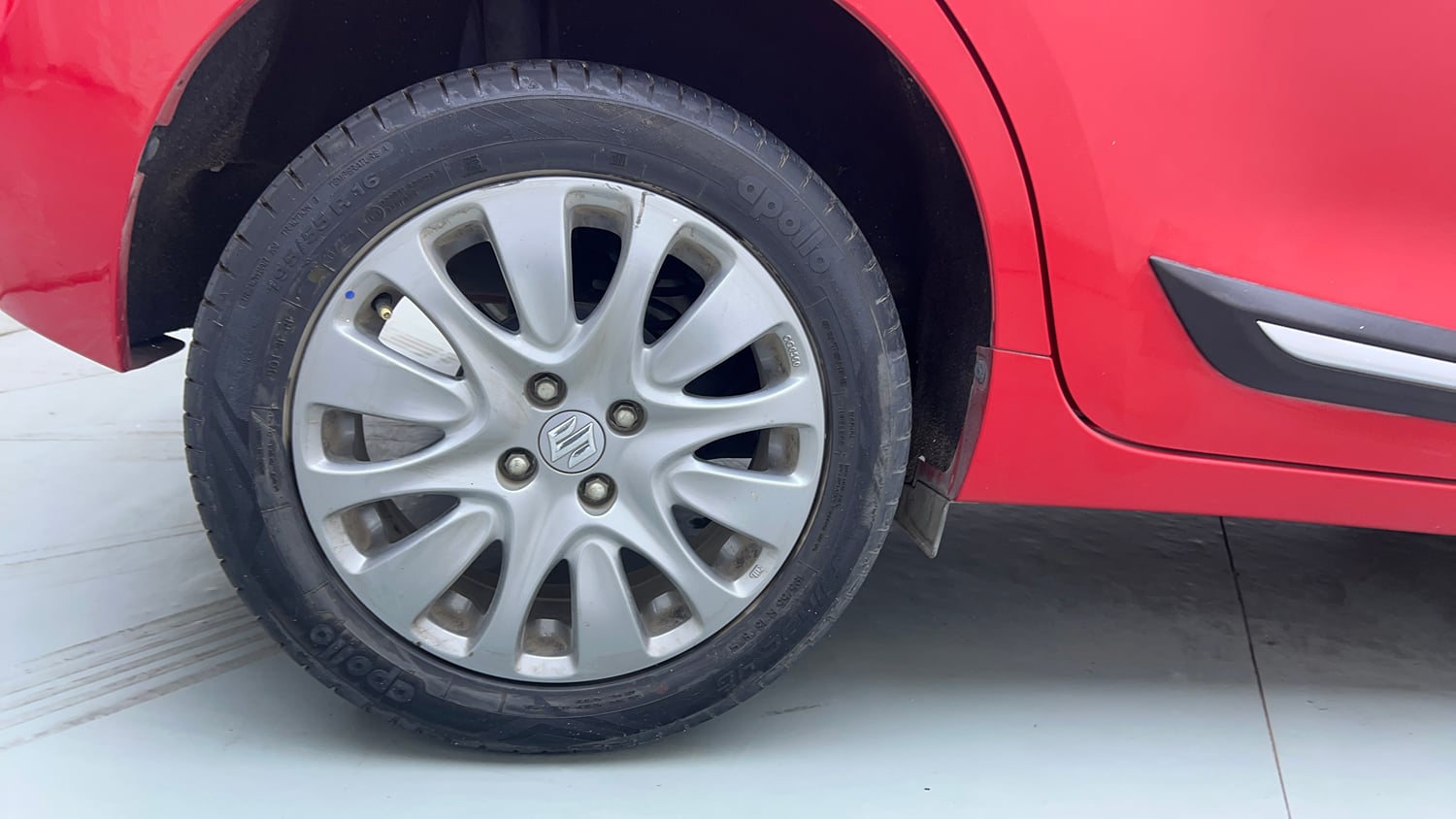 Used 2017 Maruti Suzuki Baleno Zeta 1.2 AT Petrol Automatic tyres RIGHT REAR TYRE RIM VIEW