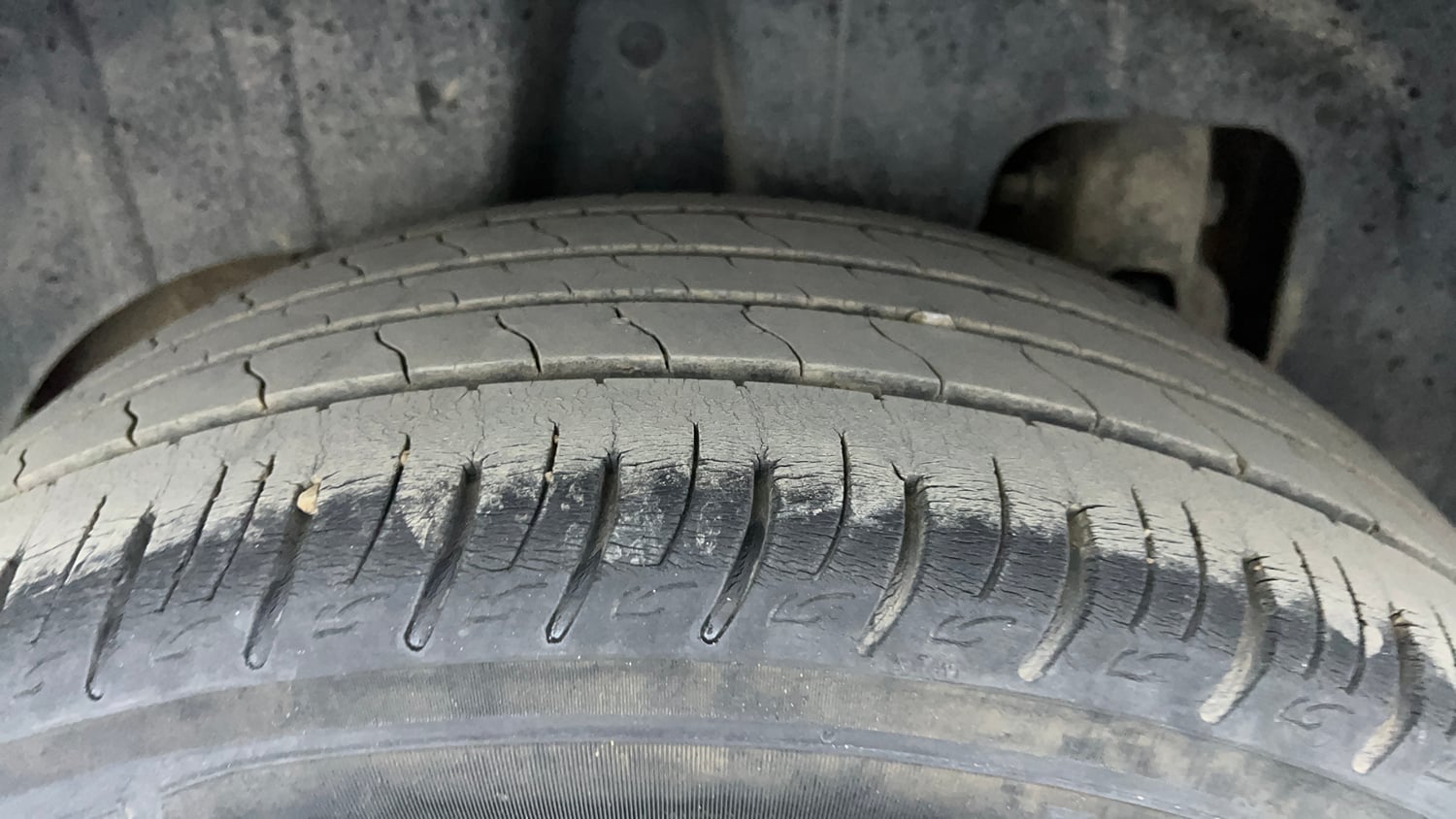 Used 2021 Mahindra XUV 300 W8 (O) 1.2 Petrol AMT Petrol Automatic tyres RIGHT REAR TYRE TREAD VIEW