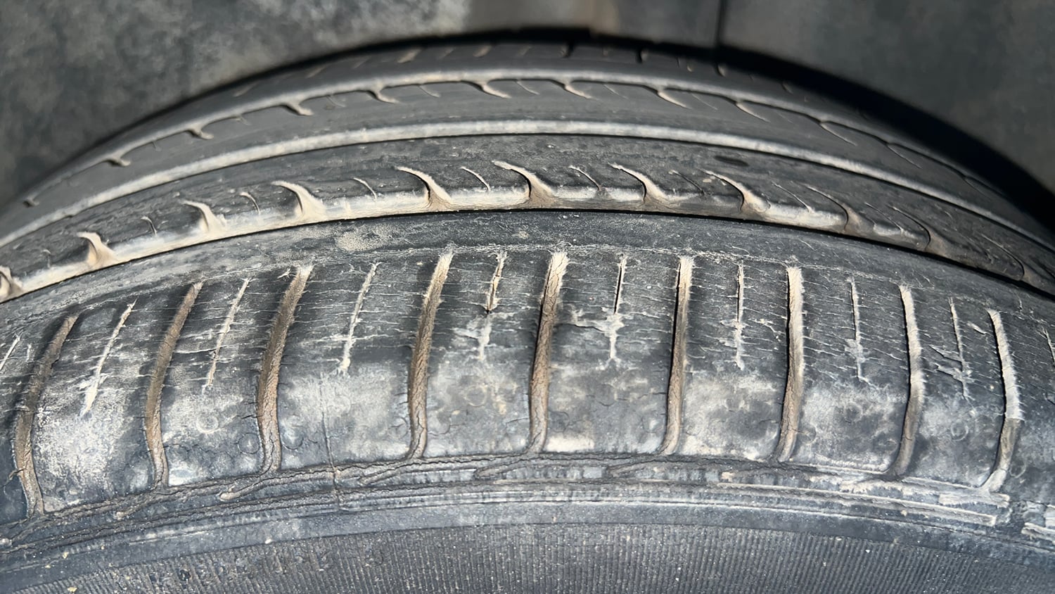 Used 2013 Volkswagen Polo Highline1.2L (P) Petrol Manual tyres LEFT REAR TYRE TREAD VIEW