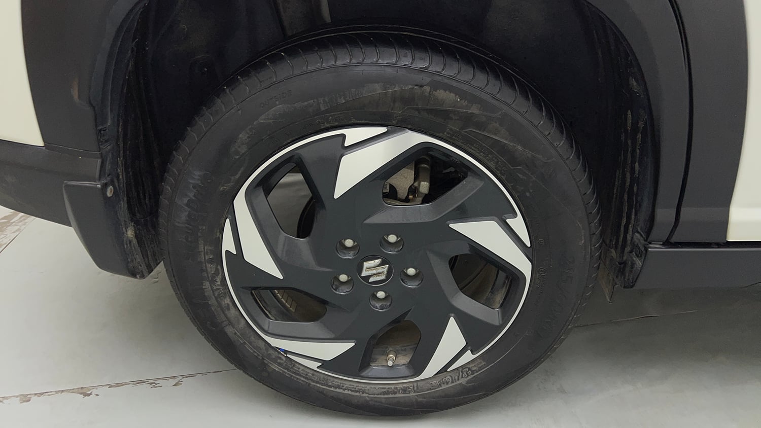 Used 2025 Maruti Suzuki Victoris ZXI+ (O) THS 2W Hybrid Automatic tyres RIGHT REAR TYRE RIM VIEW