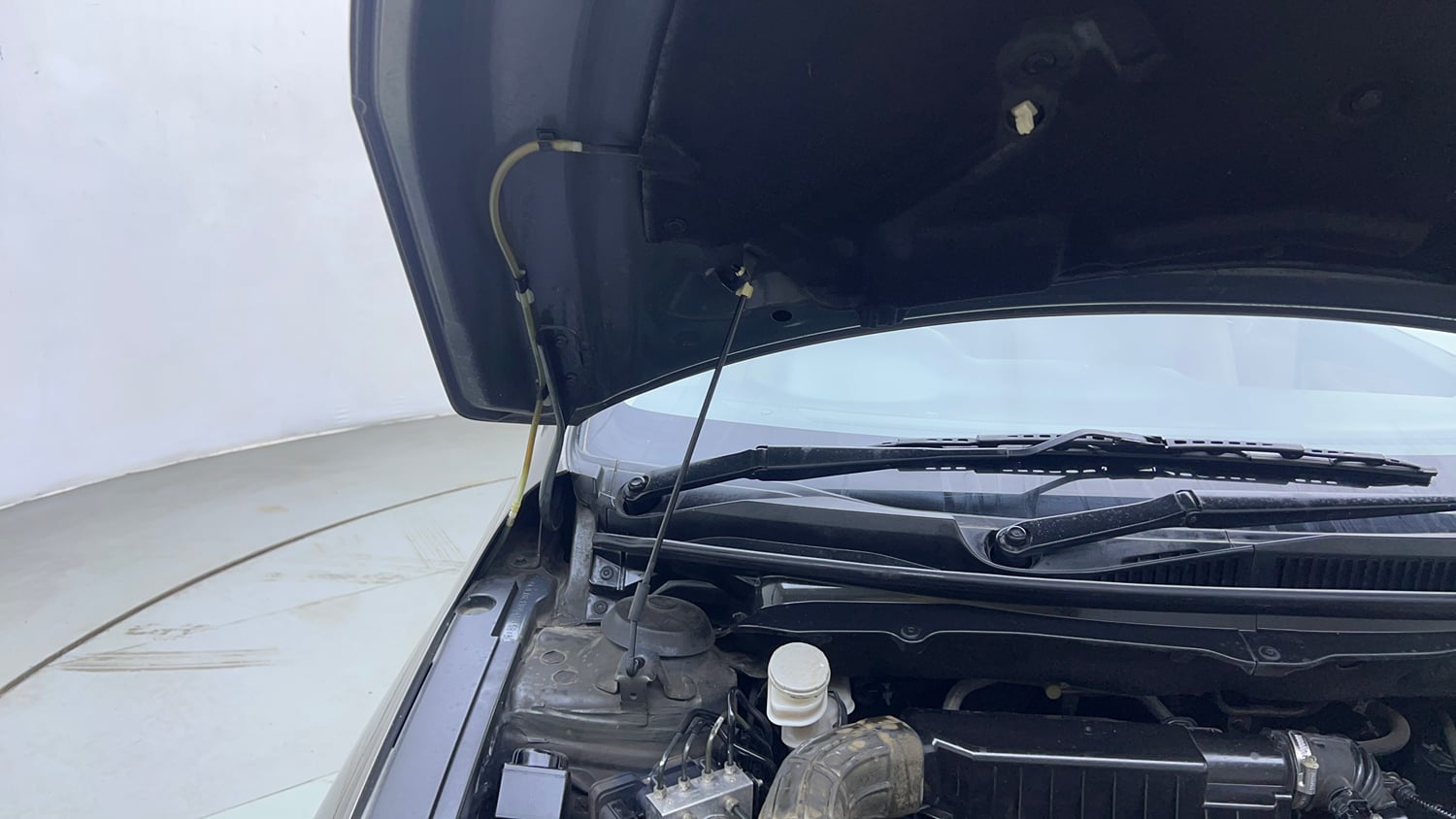 Used 2020 Maruti Suzuki Ciaz Alpha 1.5 AT Petrol Automatic engine ENGINE RIGHT SIDE HINGE & APRON VIEW