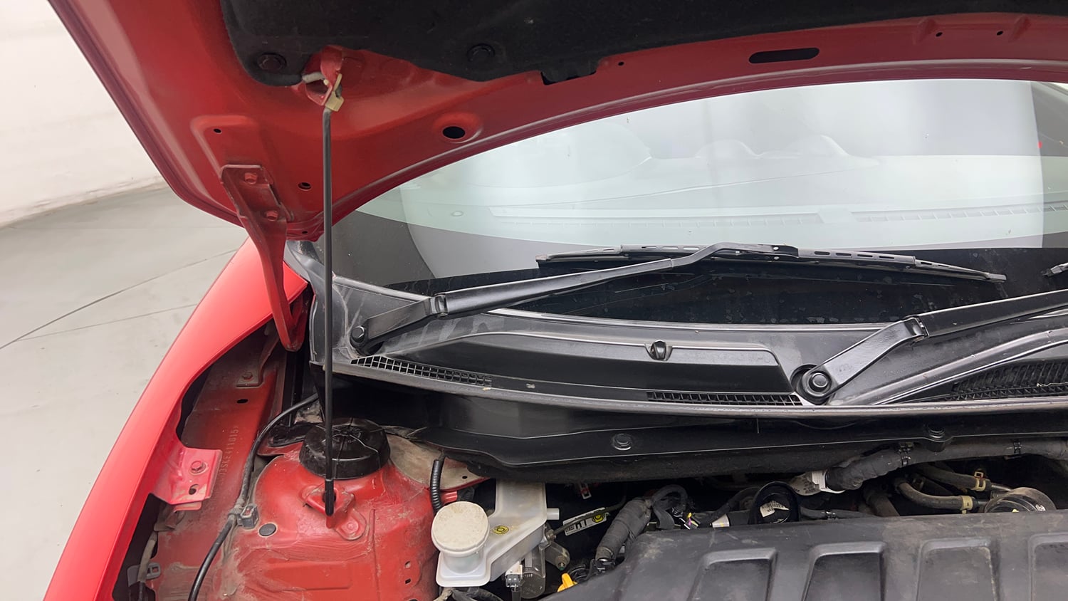 Used 2019 Maruti Suzuki Swift ZDi AMT Diesel Automatic engine ENGINE RIGHT SIDE HINGE & APRON VIEW