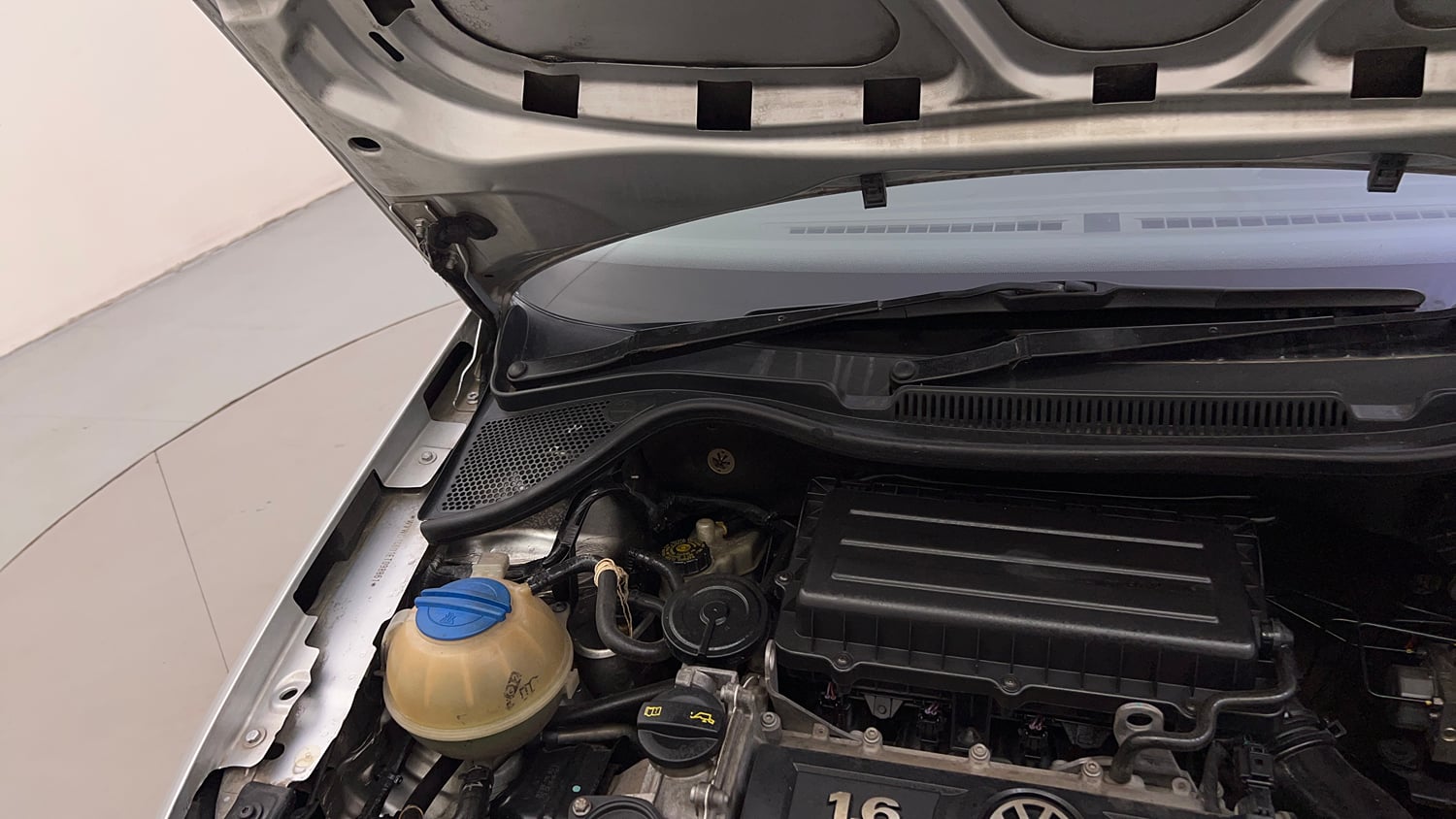 Used 2014 Volkswagen Vento Highline Petrol Petrol Manual engine ENGINE RIGHT SIDE HINGE & APRON VIEW