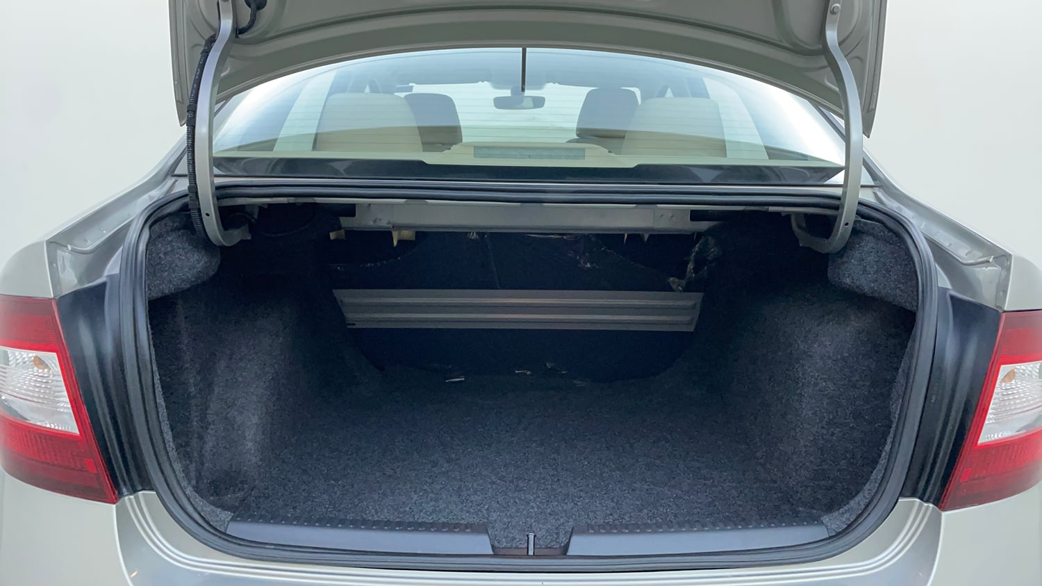 Used 2018 Skoda Rapid Style 1.6 MPI Petrol Manual interior DICKY INSIDE VIEW