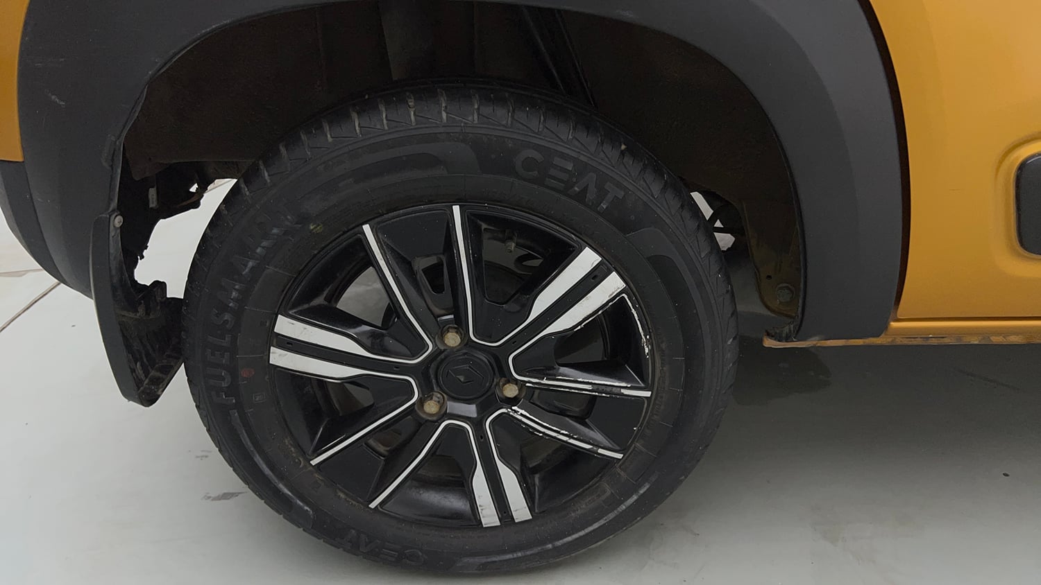 Used 2022 Renault Kwid CLIMBER AMT Petrol Automatic tyres RIGHT REAR TYRE RIM VIEW