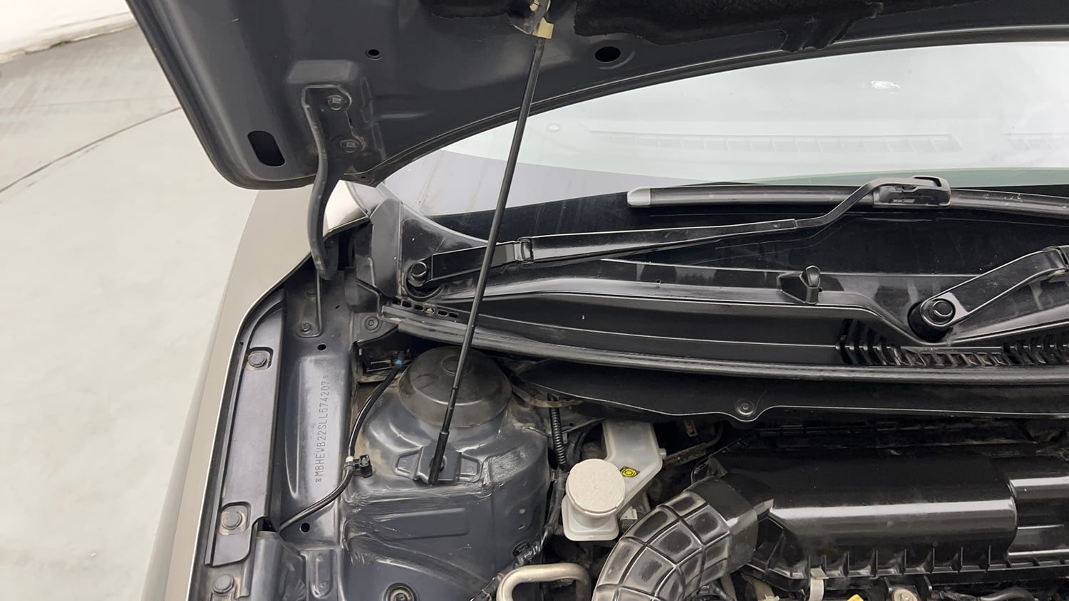 Used 2020 Maruti Suzuki Baleno Alpha Petrol Manual engine ENGINE RIGHT SIDE HINGE & APRON VIEW