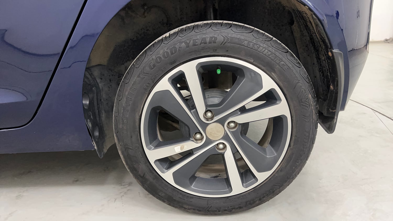 Used 2022 Tata Altroz XZA Petrol Petrol Automatic tyres LEFT REAR TYRE RIM VIEW