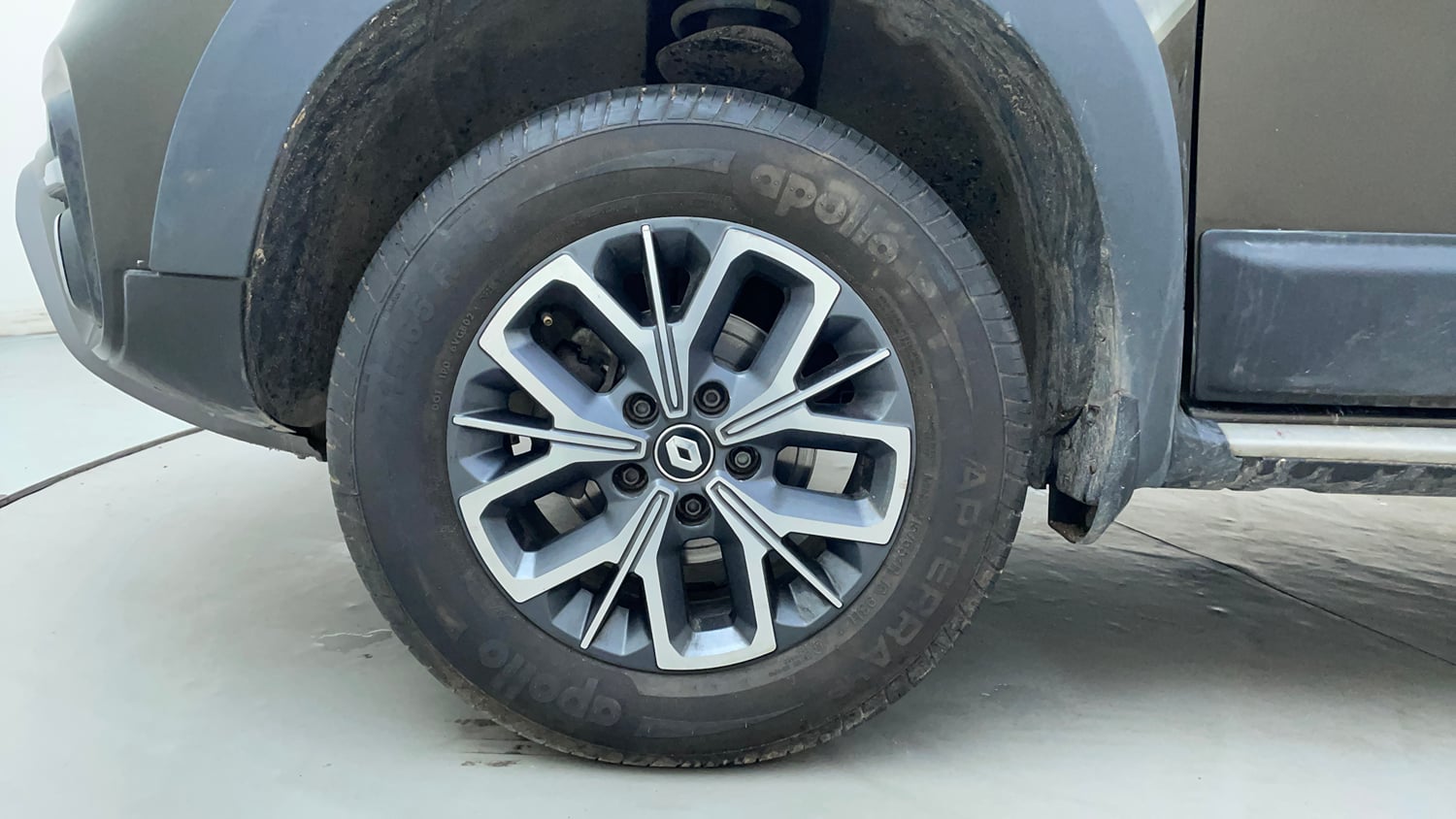 Used 2021 Renault Duster RXZ 1.5 Petrol MT Petrol Manual tyres LEFT FRONT TYRE RIM VIEW