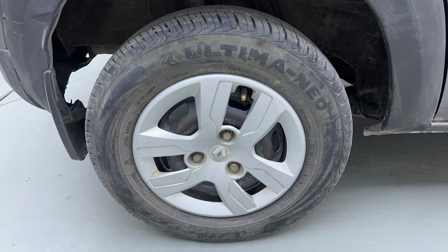 Used 2018 Renault Kwid 1.0 RXT AMT Opt Petrol Automatic tyres RIGHT REAR TYRE RIM VIEW