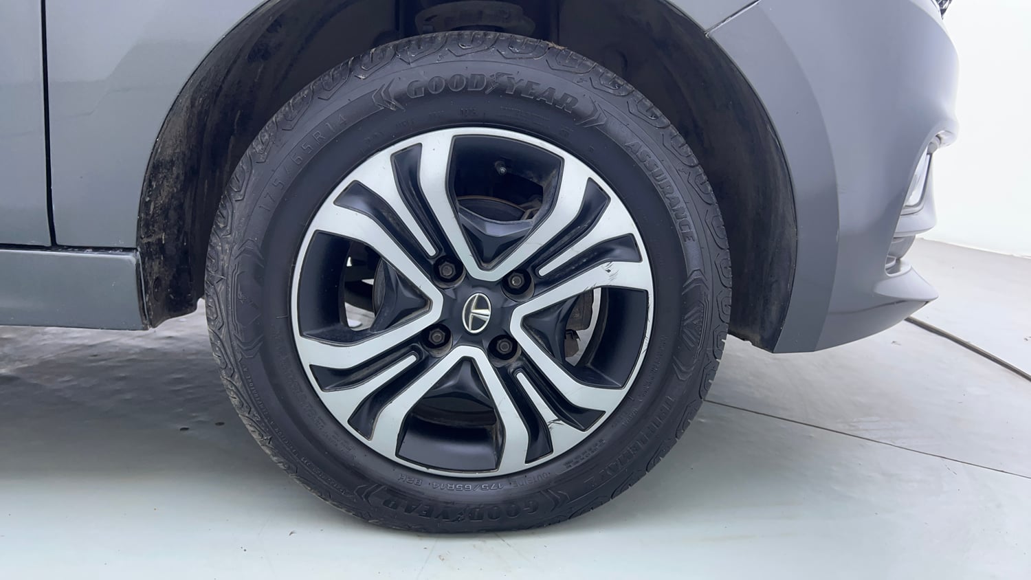 Used 2022 Tata Tiago XZ Plus CNG Cng Manual tyres RIGHT FRONT TYRE RIM VIEW
