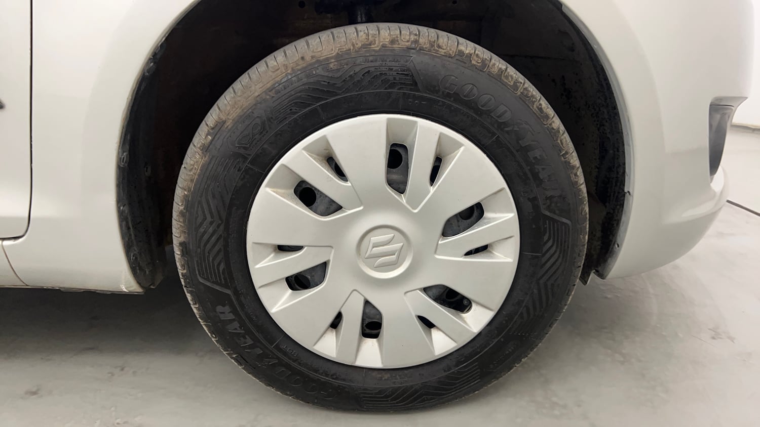 Used 2014 Maruti Suzuki Swift VXi Petrol Manual tyres RIGHT FRONT TYRE RIM VIEW