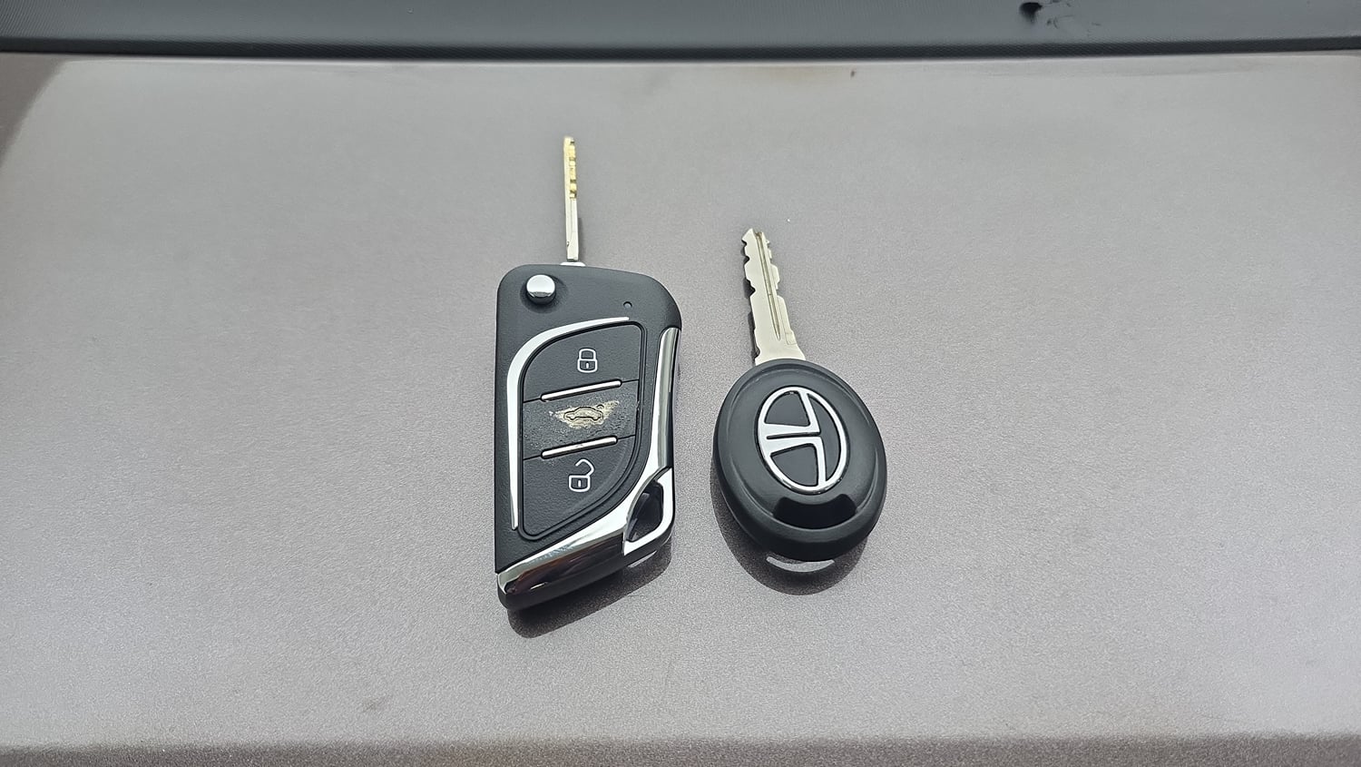 Used 2019 Tata Tiago Revotron XT Petrol Manual extra CAR KEY VIEW