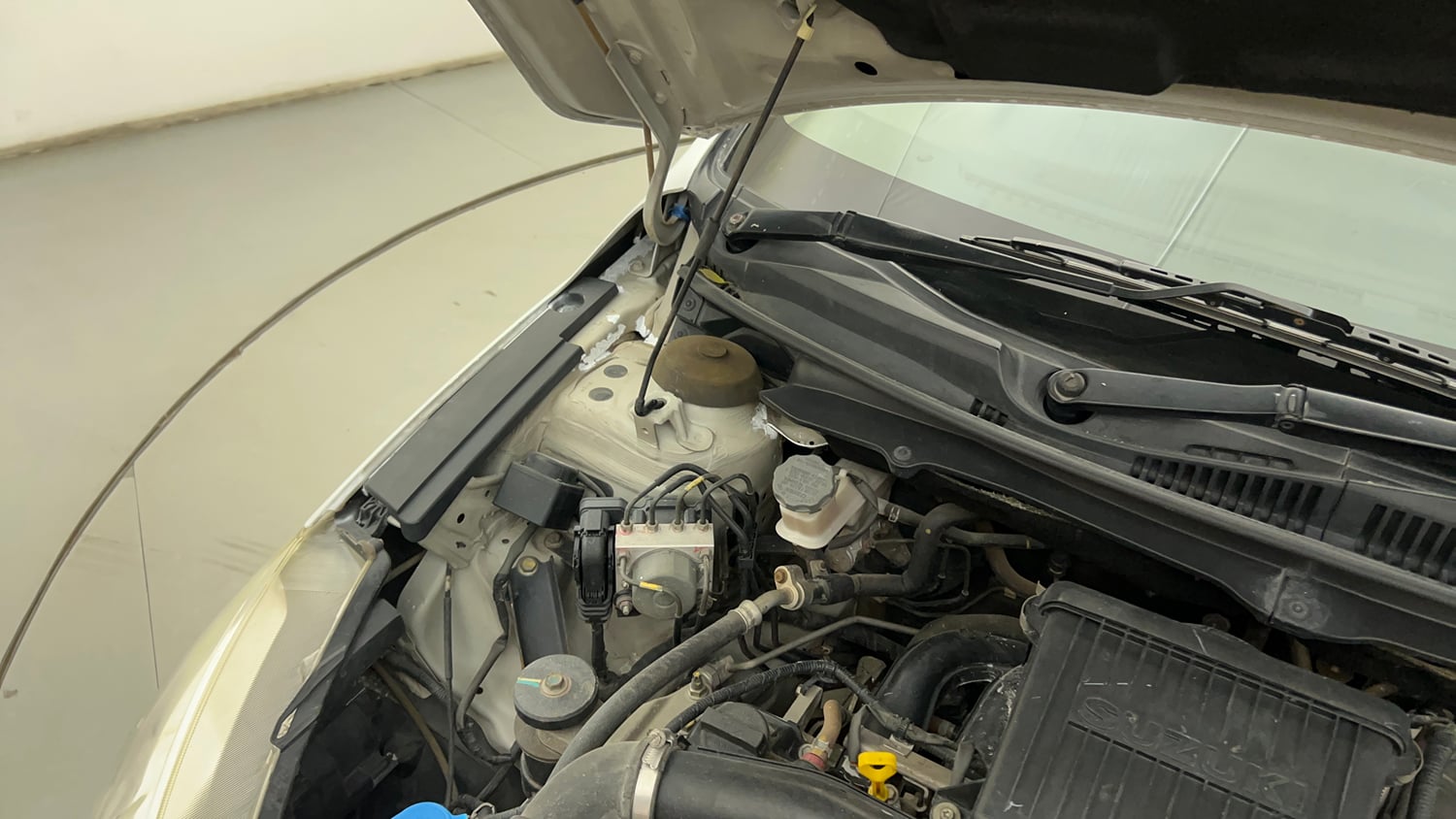 Used 2016 Maruti Suzuki Ciaz VXi+ Petrol Manual engine ENGINE RIGHT SIDE HINGE & APRON VIEW