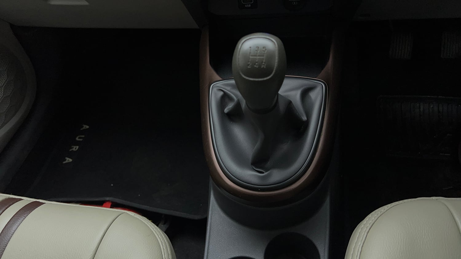 Used 2021 Hyundai Aura S 1.2 CNG Cng Manual interior GEAR  KNOB VIEW