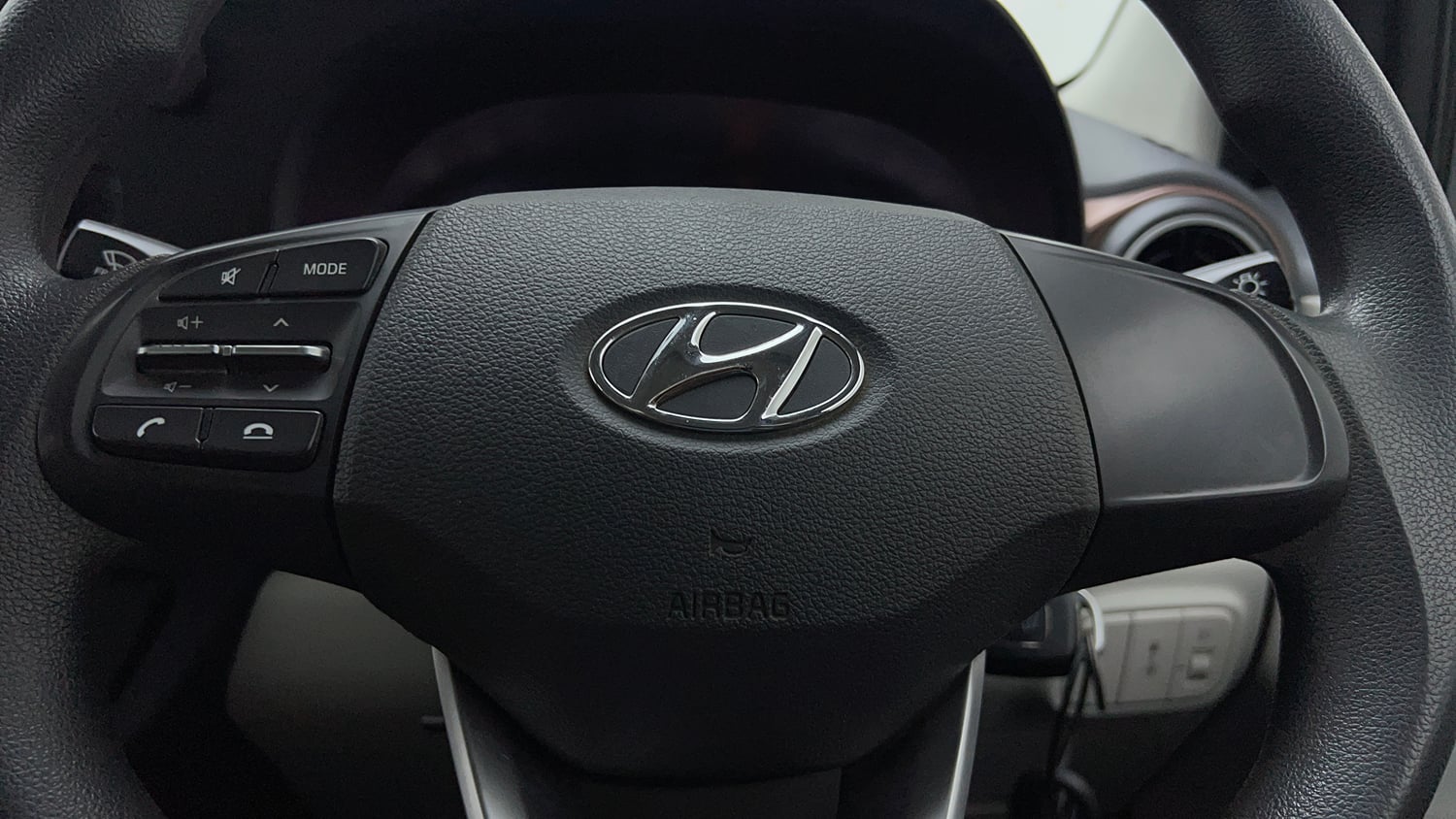 Used 2021 Hyundai Aura S 1.2 CNG Cng Manual top_features Steering mounted controls