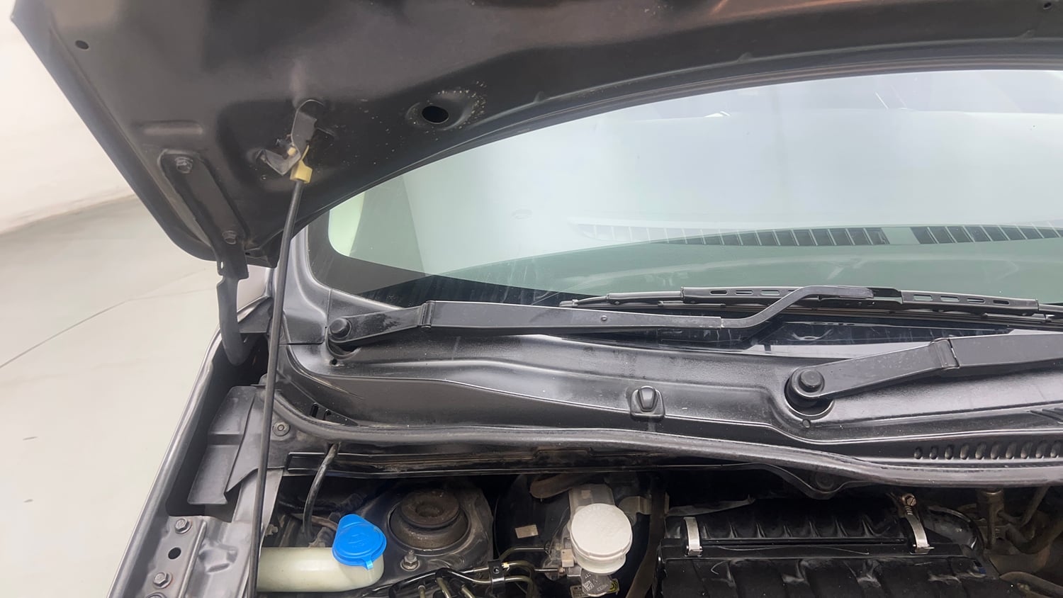 Used 2018 Maruti Suzuki Wagon R 1.0 VXI AMT (O) Petrol Automatic engine ENGINE RIGHT SIDE HINGE & APRON VIEW