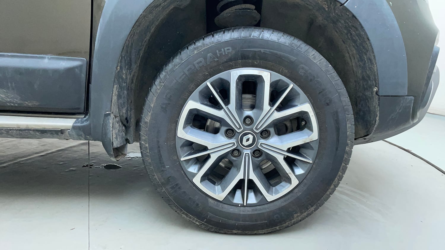 Used 2021 Renault Duster RXZ 1.5 Petrol MT Petrol Manual tyres RIGHT FRONT TYRE RIM VIEW