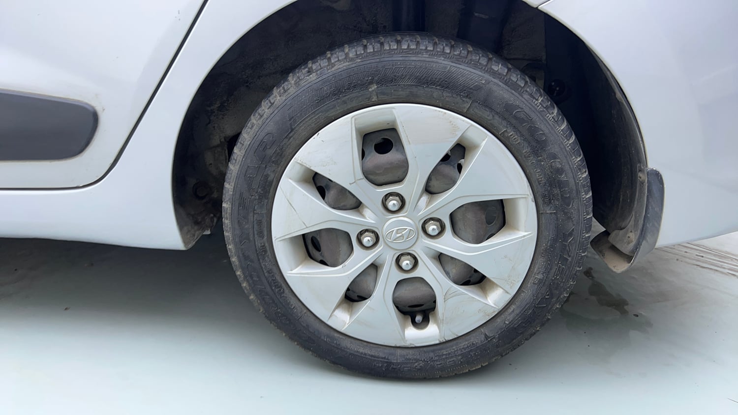 Used 2014 Hyundai Xcent S 1.2 Petrol Manual tyres LEFT REAR TYRE RIM VIEW