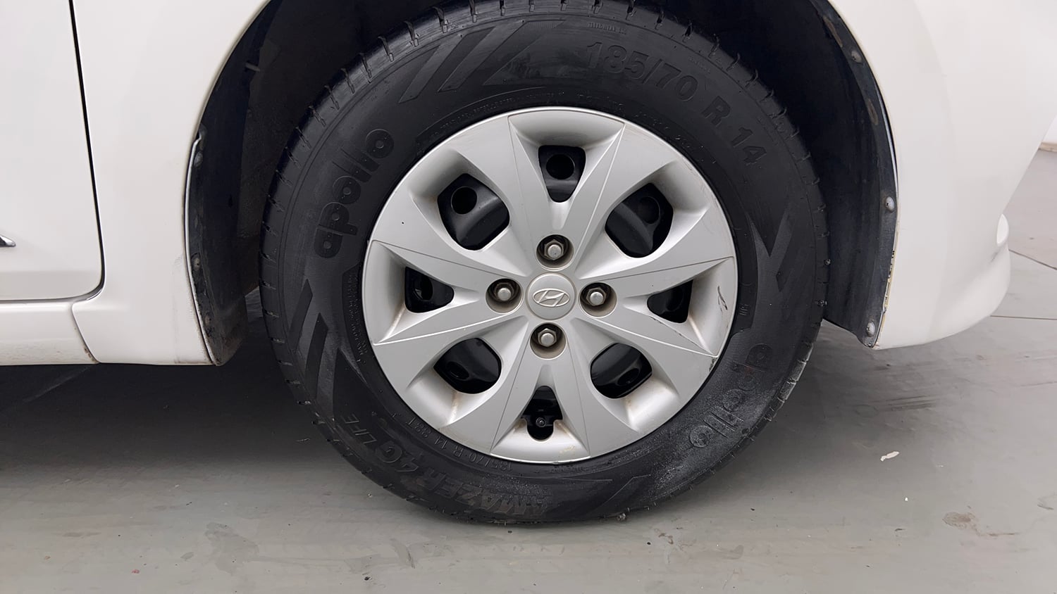 Used 2015 Hyundai Elite i20 Sportz 1.2 Petrol Manual tyres RIGHT FRONT TYRE RIM VIEW