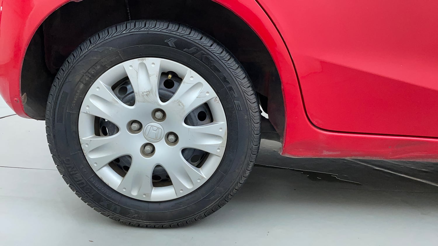 Used 2014 Honda Brio S MT Petrol Manual tyres RIGHT REAR TYRE RIM VIEW