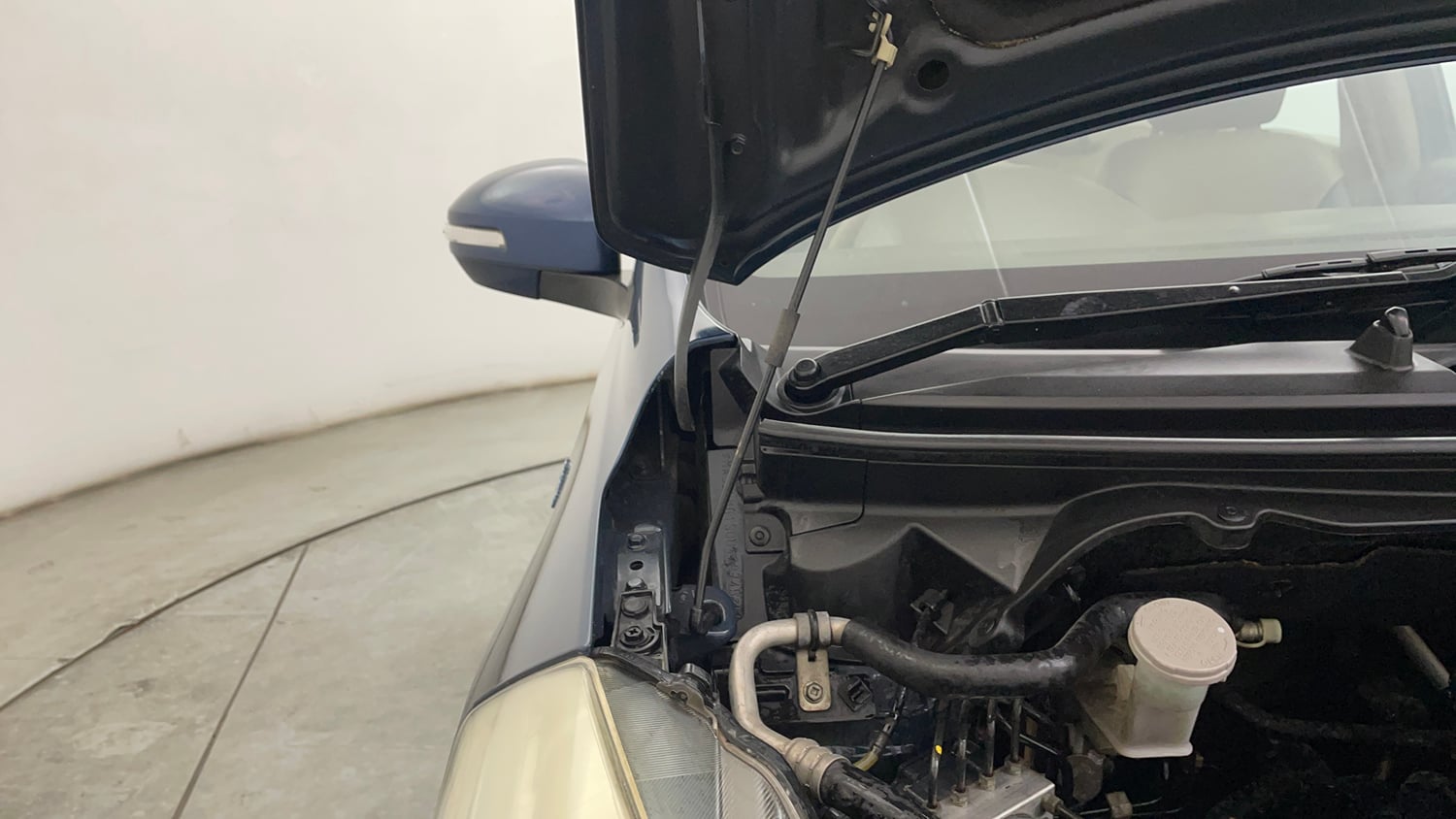 Used 2016 Maruti Suzuki Ertiga VXI AT Petrol Automatic engine ENGINE RIGHT SIDE HINGE & APRON VIEW