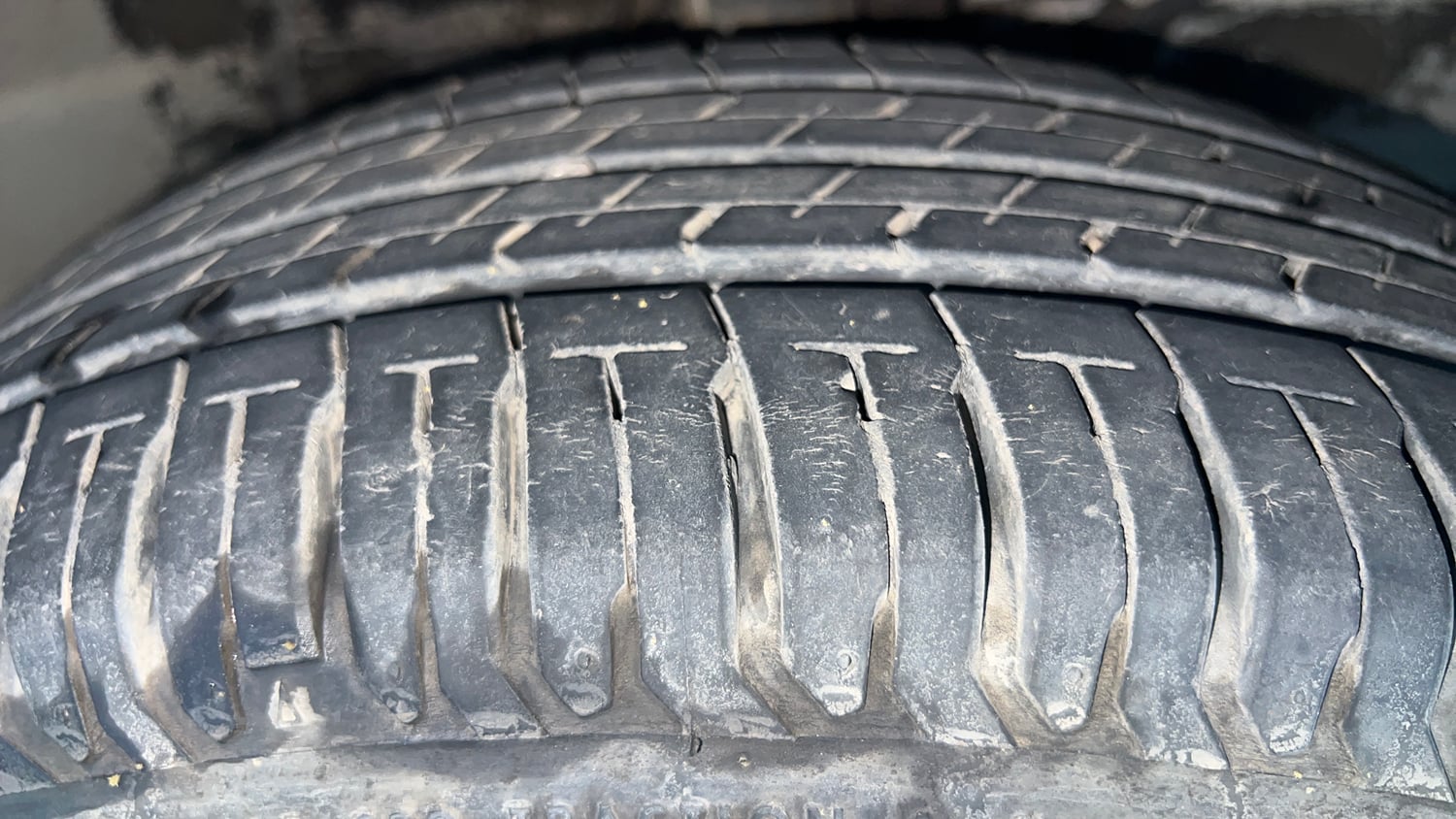 Used 2023 Maruti Suzuki Ertiga ZXi (O) CNG Cng Manual tyres RIGHT FRONT TYRE TREAD VIEW