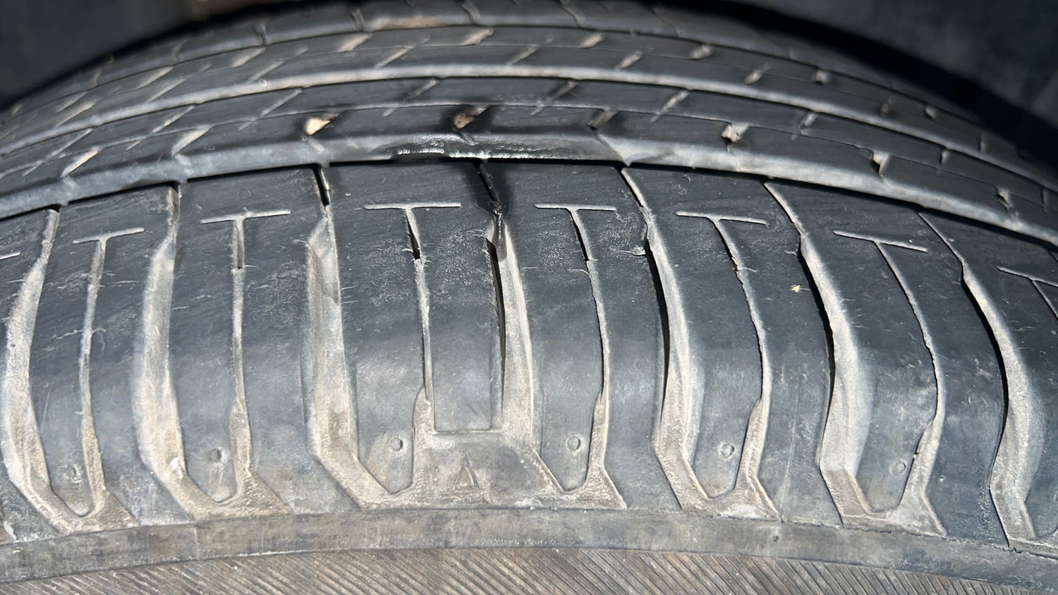 Used 2023 Maruti Suzuki Ertiga ZXi (O) CNG Cng Manual tyres RIGHT REAR TYRE TREAD VIEW