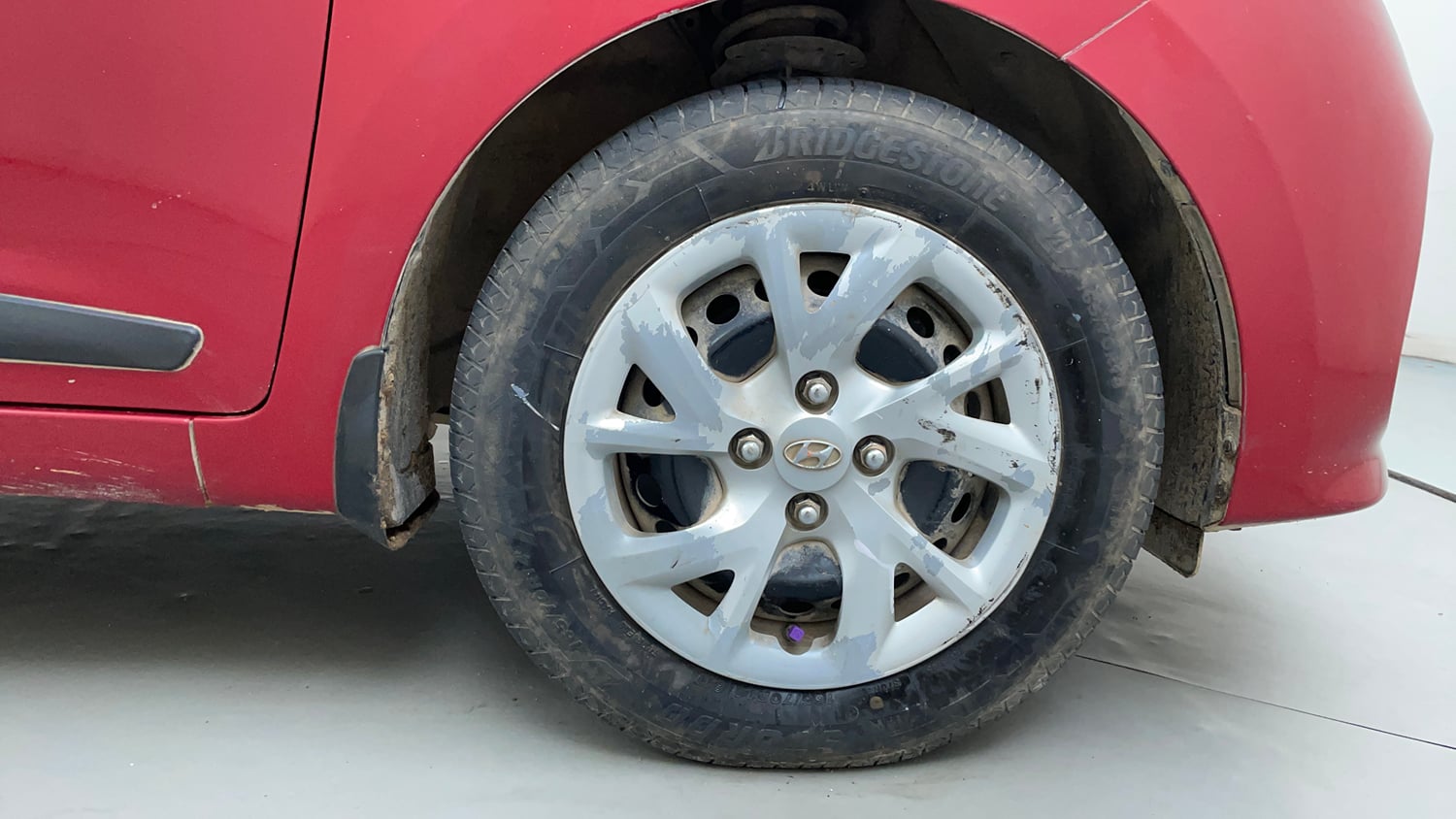 Used 2017 Hyundai Grand i10 Sportz (O) 1.2 Kappa VTVT Petrol Manual tyres RIGHT FRONT TYRE RIM VIEW
