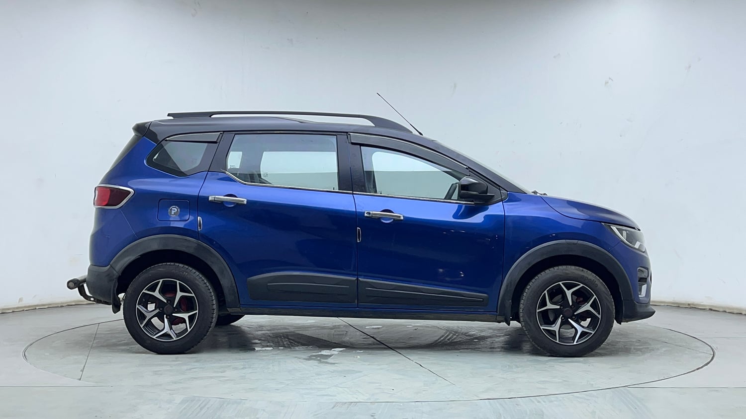 Used 2022 Renault Triber RXZ Dual Tone Petrol Manual exterior RIGHT SIDE VIEW
