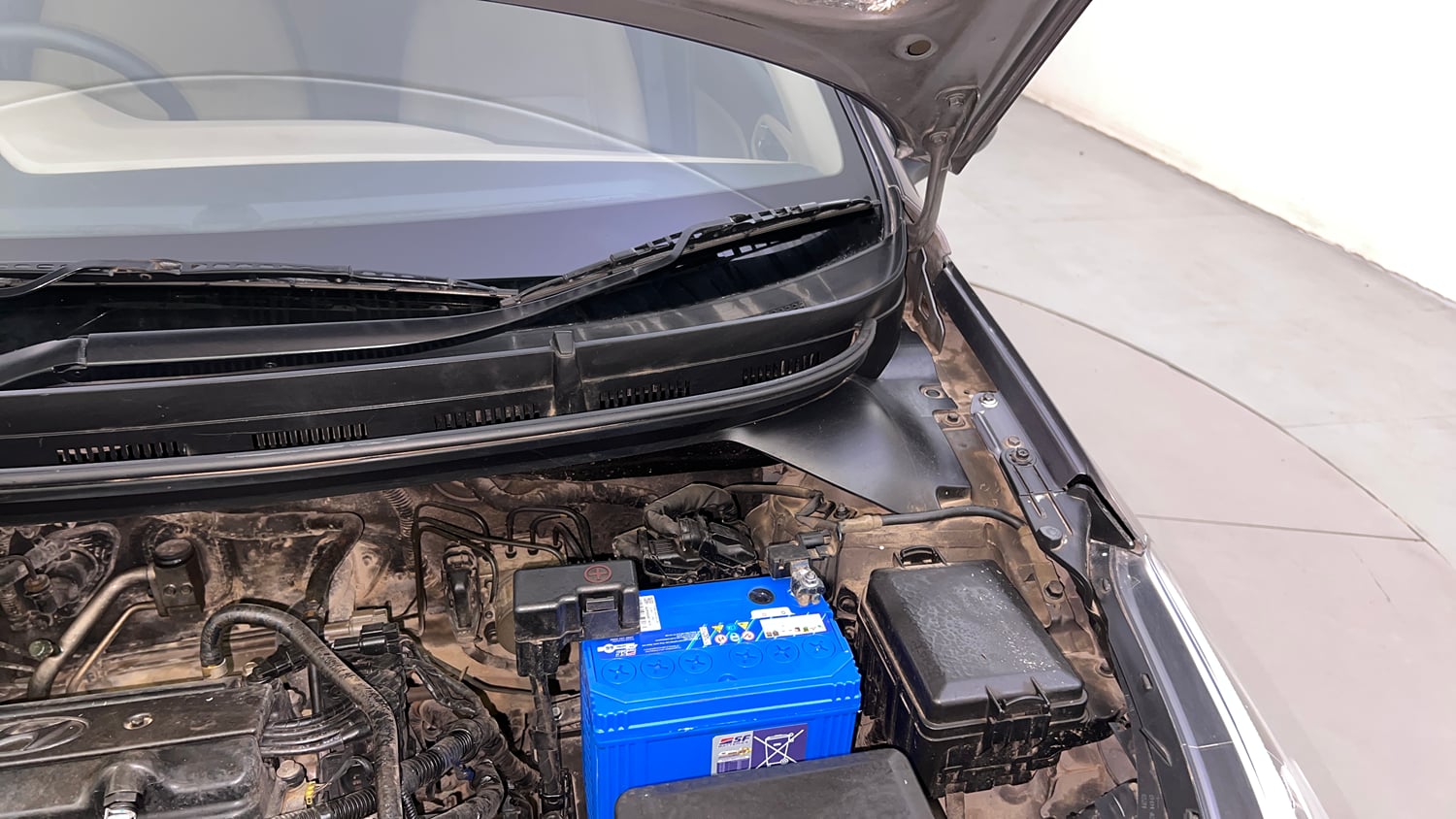 Used 2016 Hyundai Elite i20 Sportz 1.2 Petrol Manual engine ENGINE LEFT SIDE HINGE & APRON VIEW