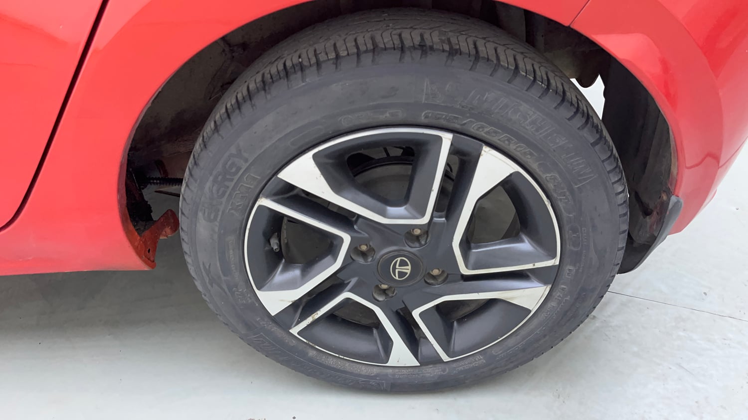Used 2020 Tata Tiago XZ Plus Dual Tone Petrol Manual tyres LEFT REAR TYRE RIM VIEW
