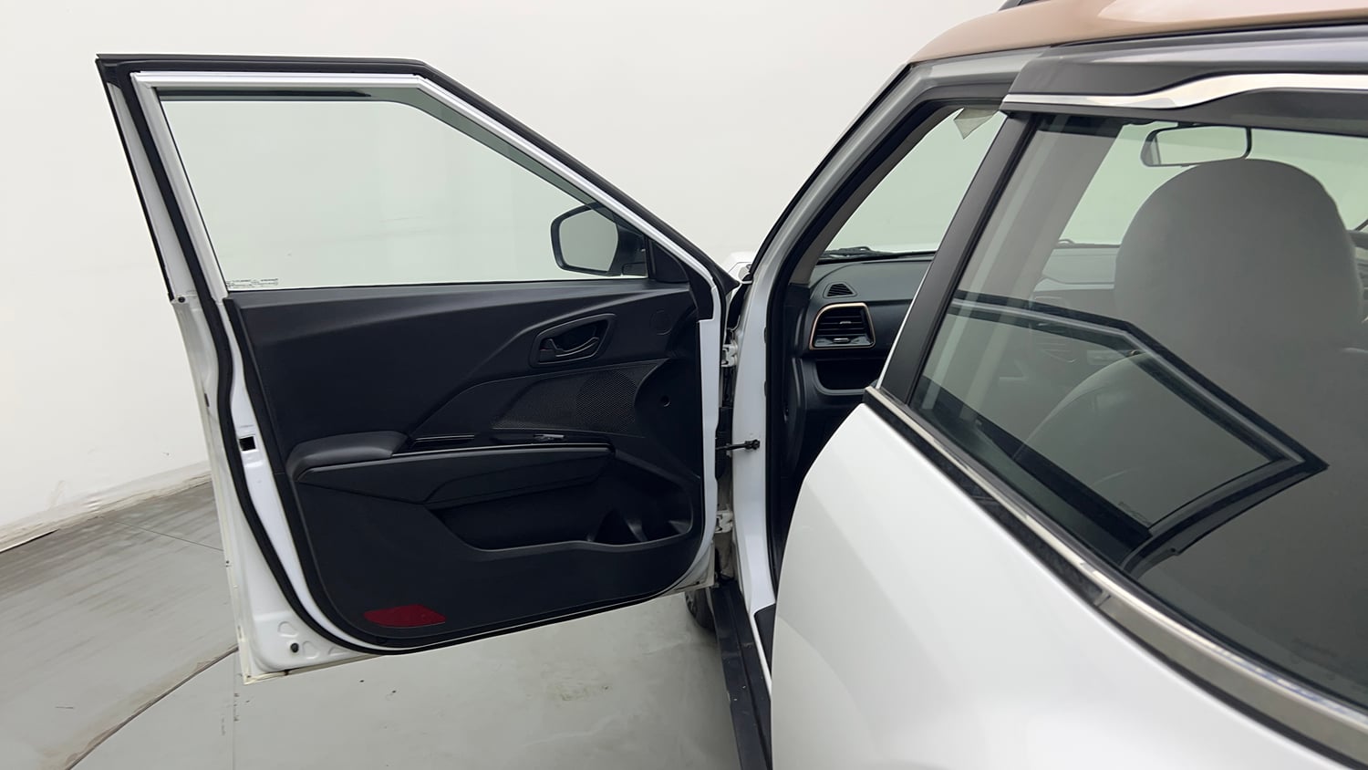 Used 2024 Mahindra XUV400 EL 39.4 KWH Dual Tone Electric Automatic interior LEFT FRONT DOOR OPEN VIEW