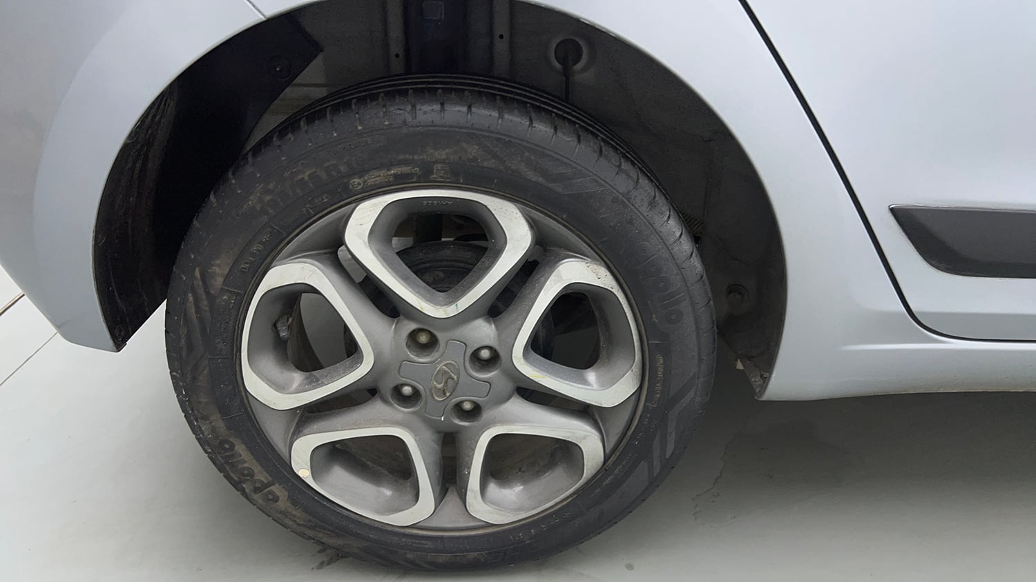 Used 2019 Hyundai Elite i20 Asta 1.2 (O) CVT Petrol Automatic tyres RIGHT REAR TYRE RIM VIEW