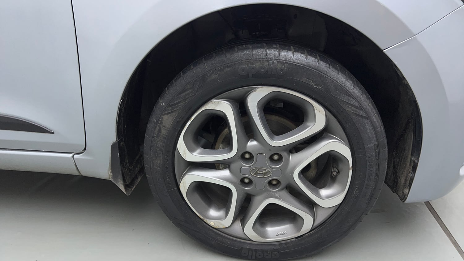 Used 2019 Hyundai Elite i20 Asta 1.2 (O) CVT Petrol Automatic tyres RIGHT FRONT TYRE RIM VIEW