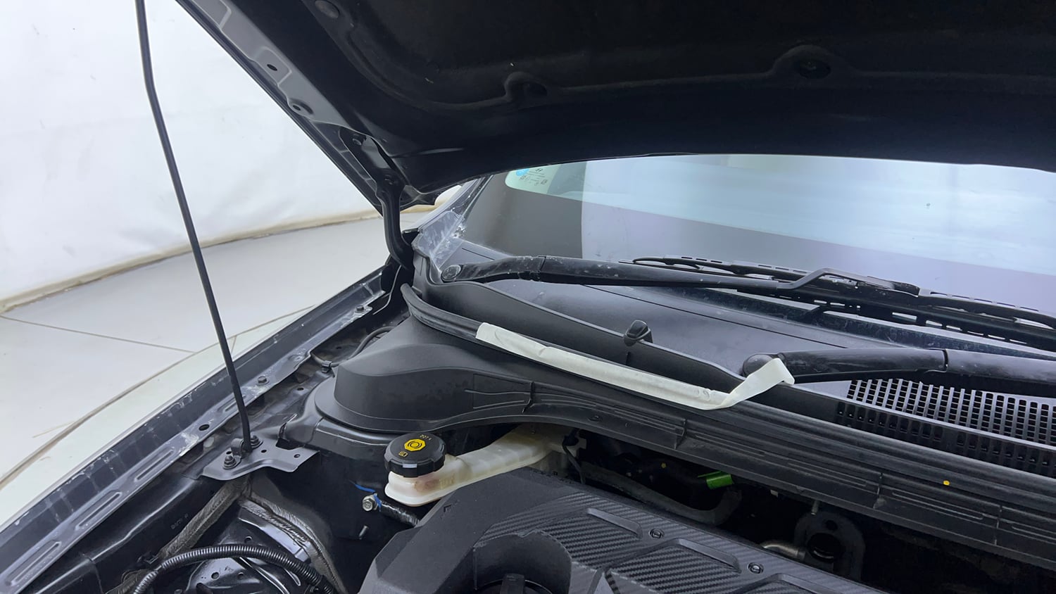 Used 2023 Hyundai Verna SX (O)1.5 MPi Petrol Manual engine ENGINE RIGHT SIDE HINGE & APRON VIEW