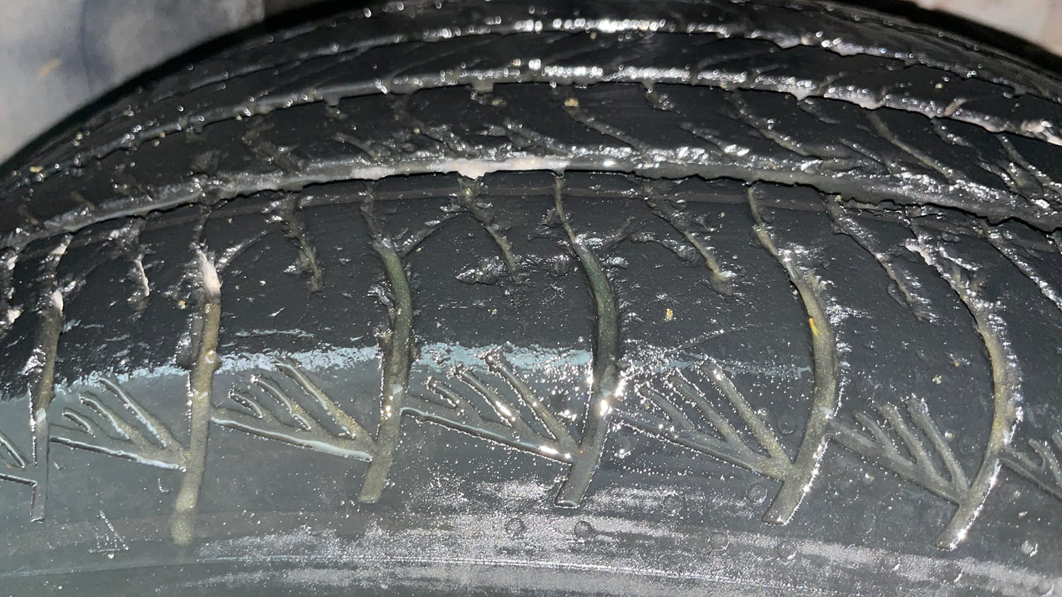 Used 2023 Maruti Suzuki Grand Vitara Zeta Plus Intelligent Hybrid eCVT Hybrid Automatic tyres RIGHT FRONT TYRE TREAD VIEW