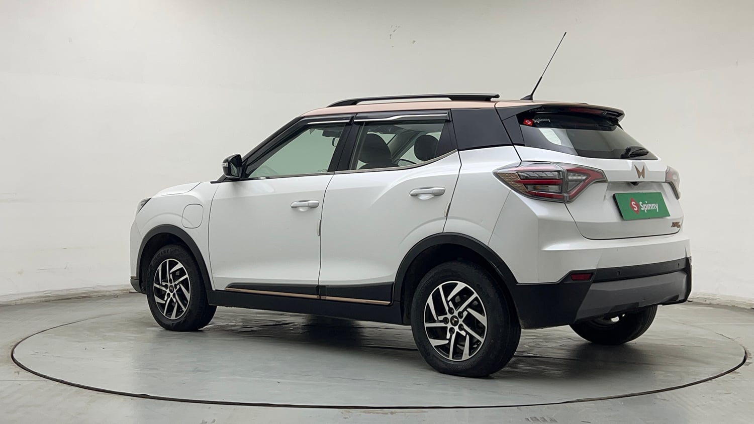 Used 2024 Mahindra XUV400 EL 39.4 KWH Dual Tone Electric Automatic exterior LEFT REAR CORNER VIEW