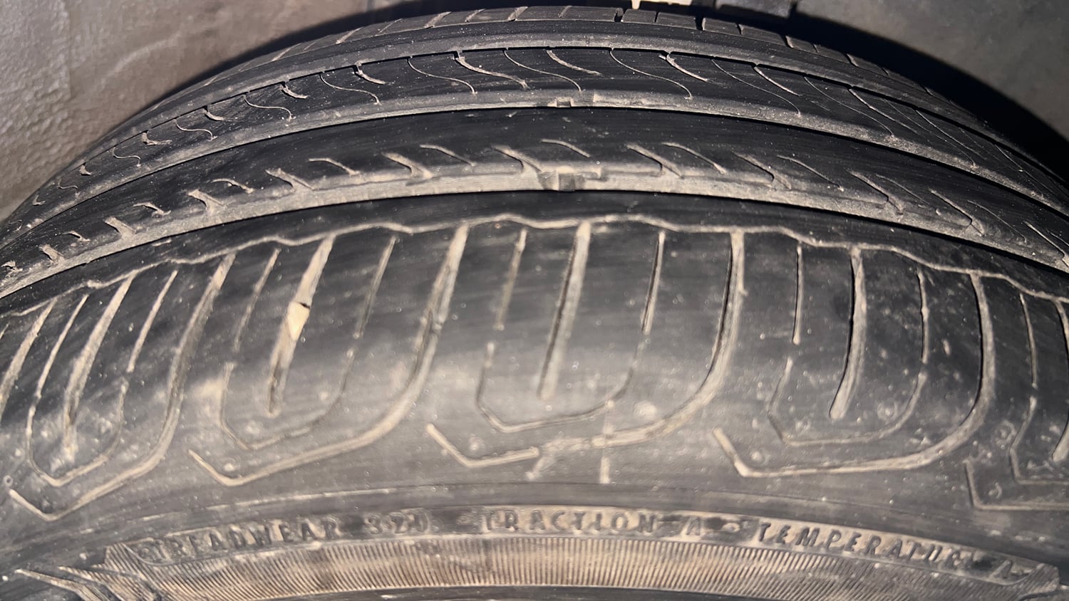 Used 2014 Volkswagen Polo Comfortline 1.2L (P) Petrol Manual tyres RIGHT FRONT TYRE TREAD VIEW