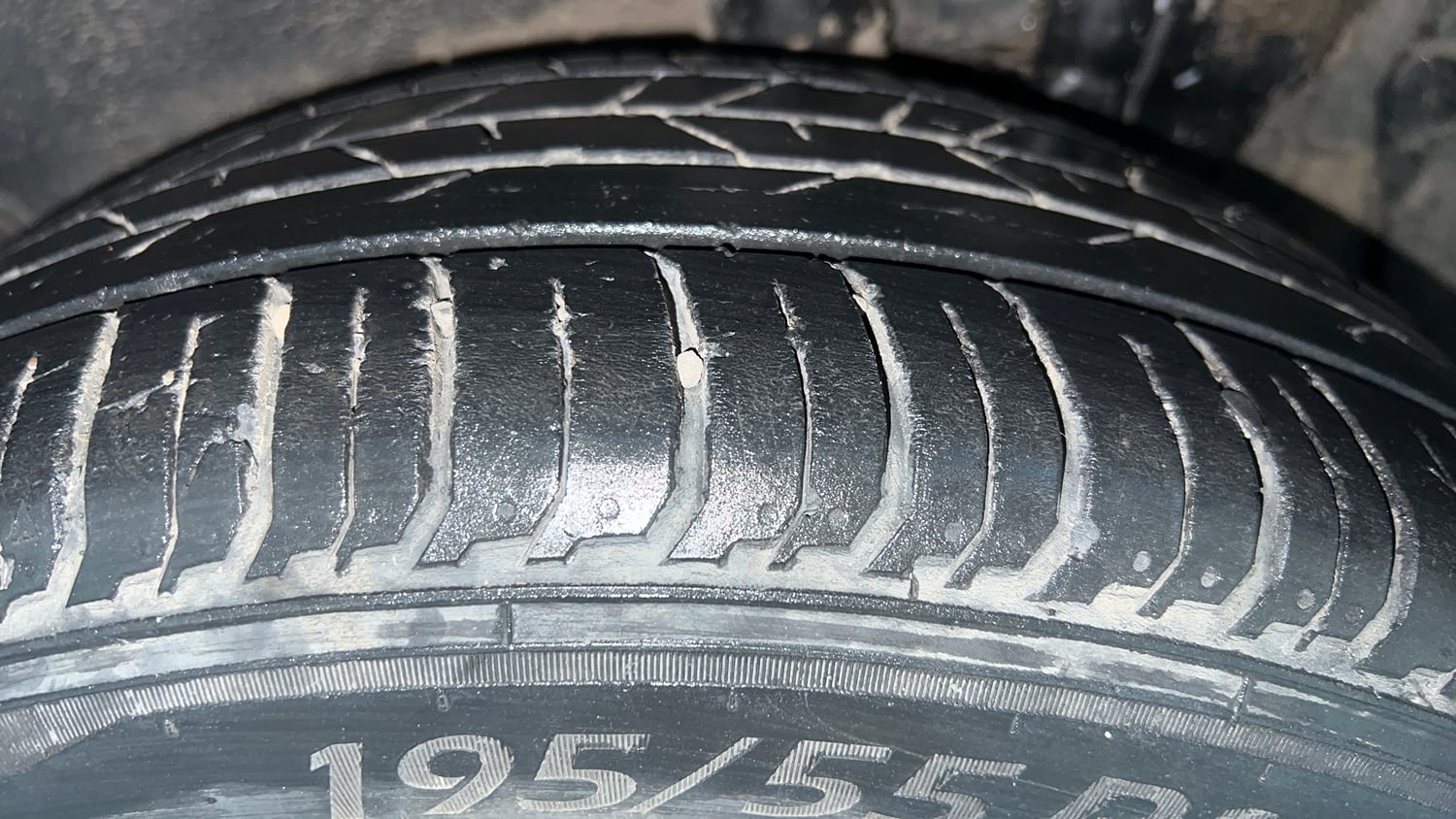 Used 2023 Hyundai New i20 Asta (O) 1.2 MT Petrol Manual tyres LEFT REAR TYRE TREAD VIEW