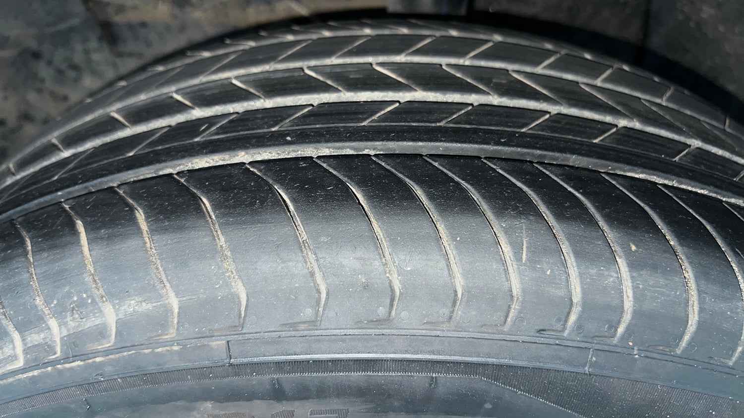 Used 2025 Maruti Suzuki Victoris ZXI+ (O) THS 2W Hybrid Automatic tyres LEFT FRONT TYRE TREAD VIEW
