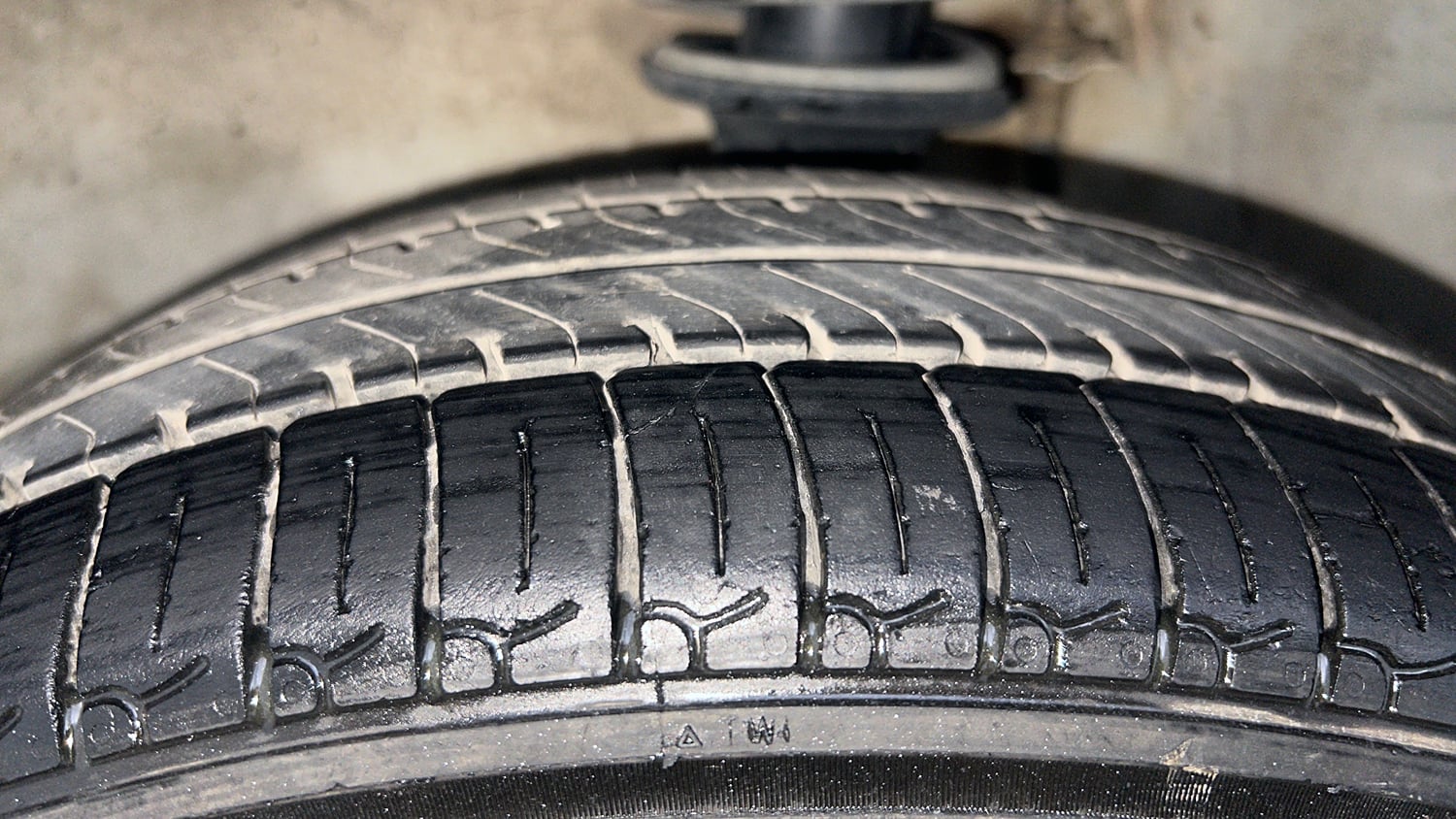 Used 2013 Maruti Suzuki Alto K10 VXi Petrol Manual tyres LEFT FRONT TYRE TREAD VIEW