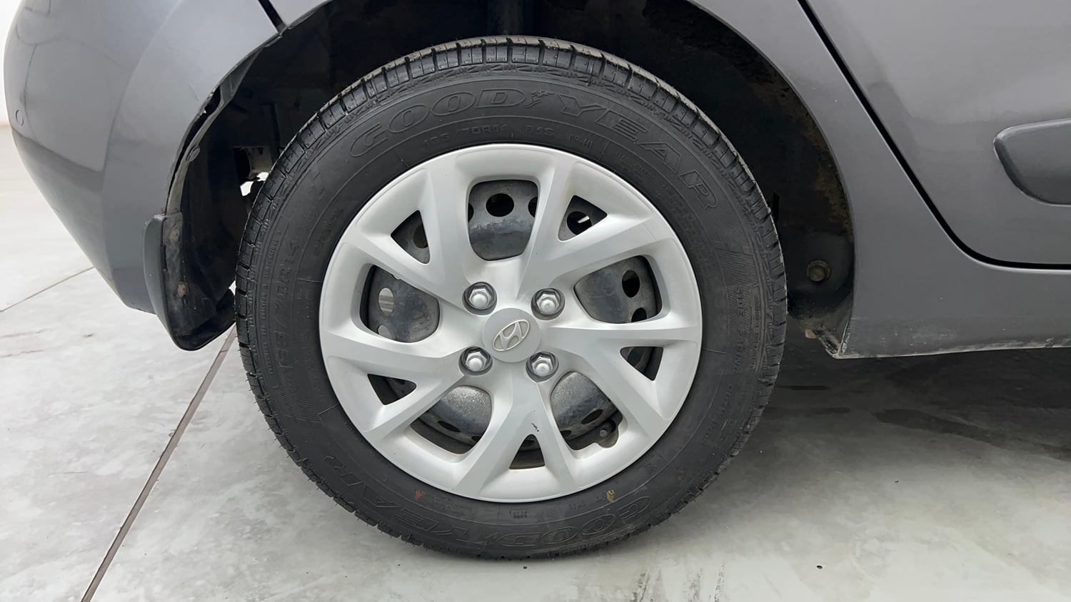 Used 2019 Hyundai Grand i10 Sportz 1.2 Kappa VTVT Petrol Manual tyres RIGHT REAR TYRE RIM VIEW