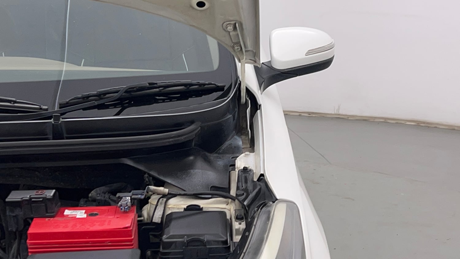 Used 2015 Hyundai Elite i20 Sportz 1.2 Petrol Manual engine ENGINE LEFT SIDE HINGE & APRON VIEW