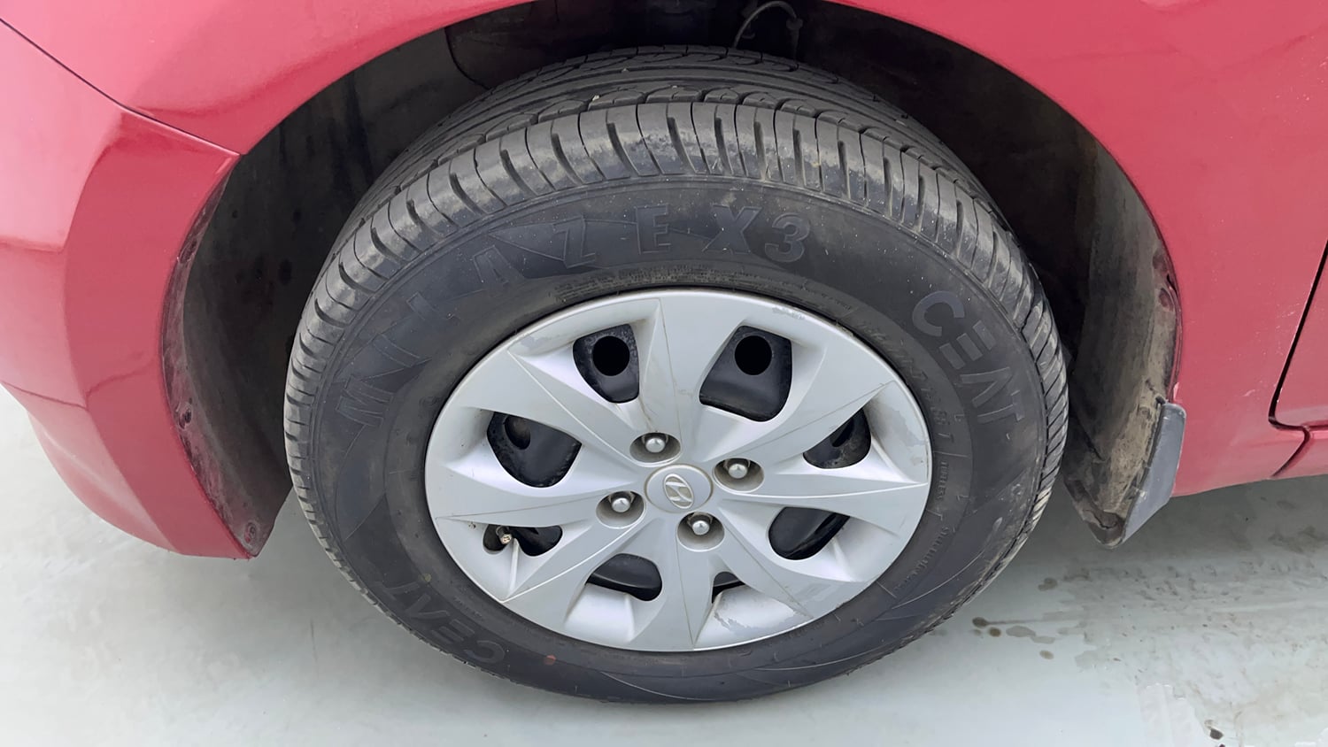 Used 2017 Hyundai Elite i20 Sportz 1.2 Petrol Manual tyres LEFT FRONT TYRE RIM VIEW