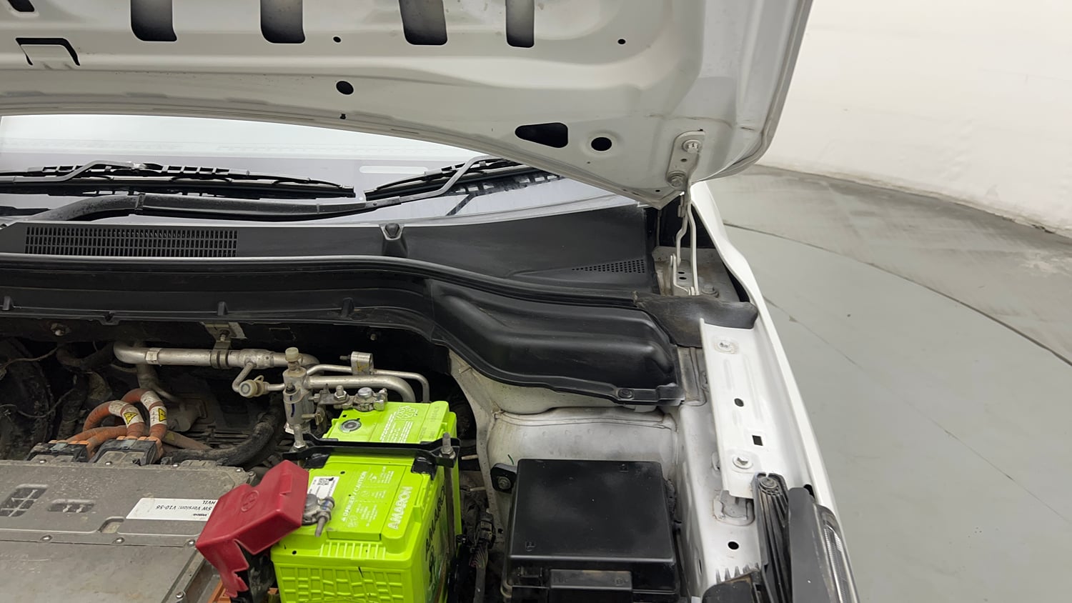 Used 2024 Mahindra XUV400 EL 39.4 KWH Dual Tone Electric Automatic engine ENGINE LEFT SIDE HINGE & APRON VIEW
