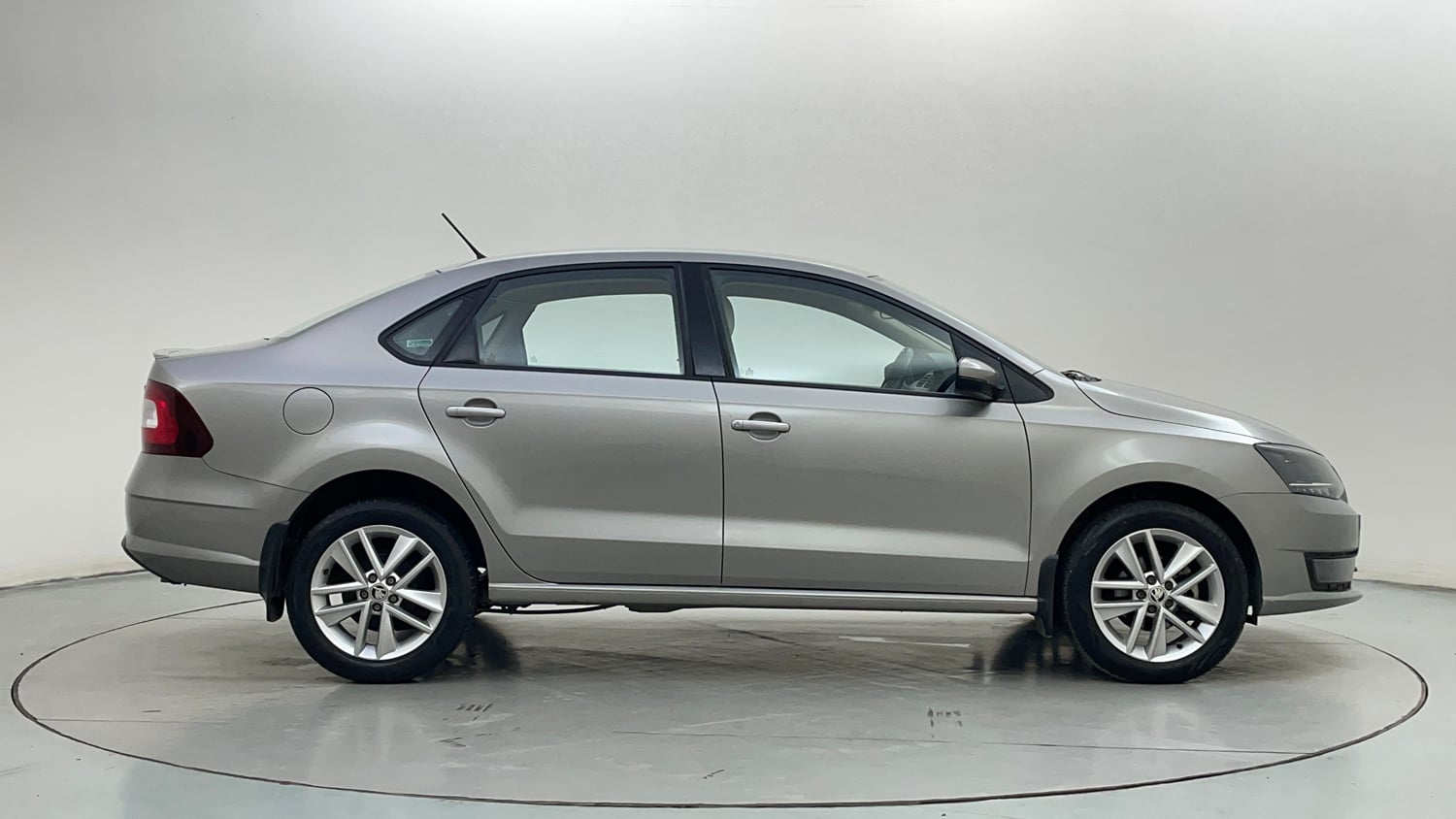 Used 2018 Skoda Rapid Style 1.6 MPI Petrol Manual exterior RIGHT SIDE VIEW